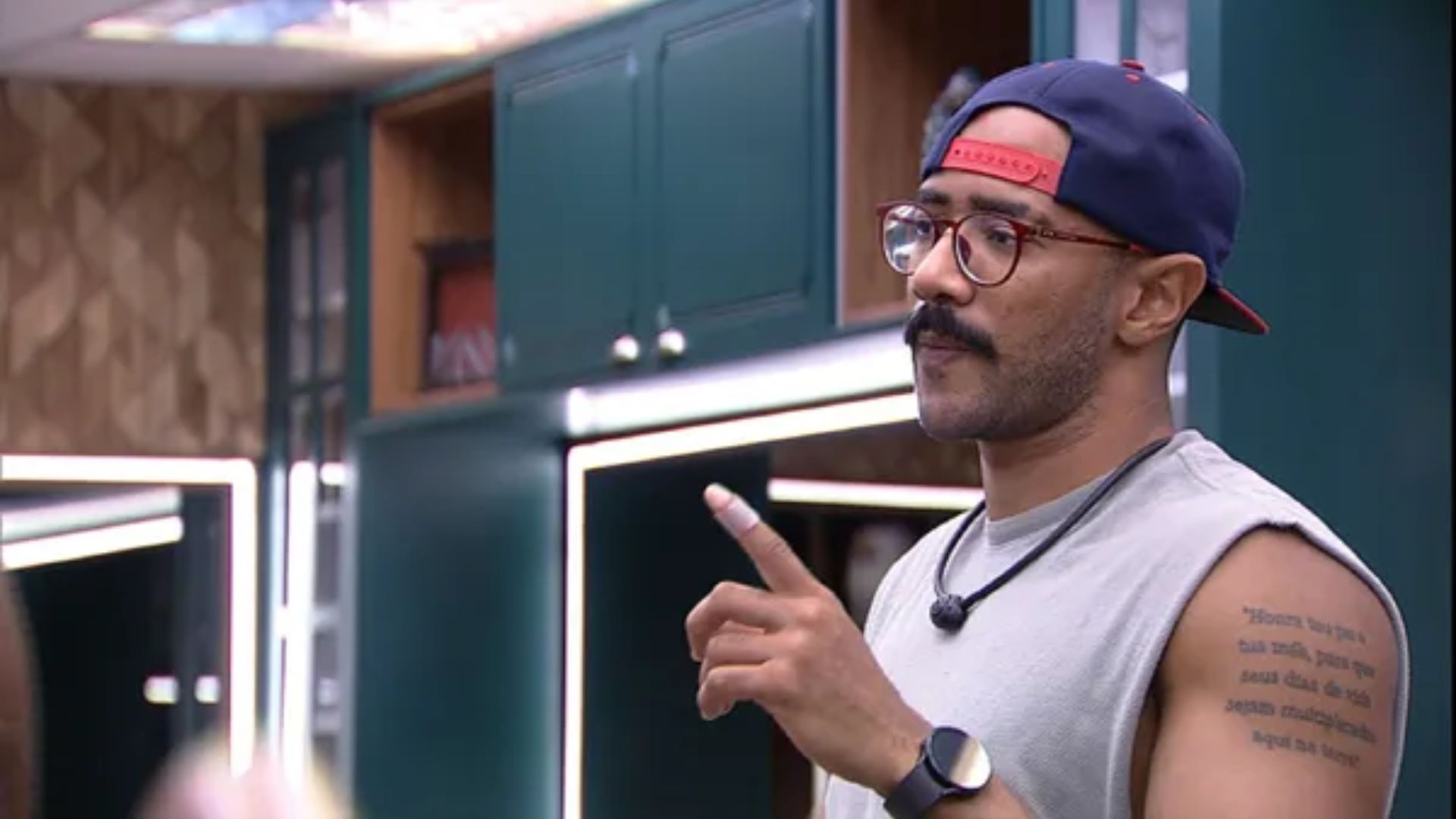BBB23: Ricardo alerta sister após volta de Fred Nicácio: “Presta atenção”