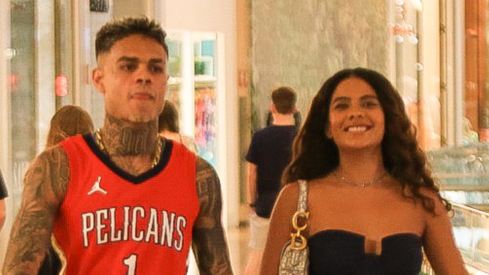 Apaixonados, MC Cabelinho e Bella Campos passeiam juntos e geraram comoção em shopping