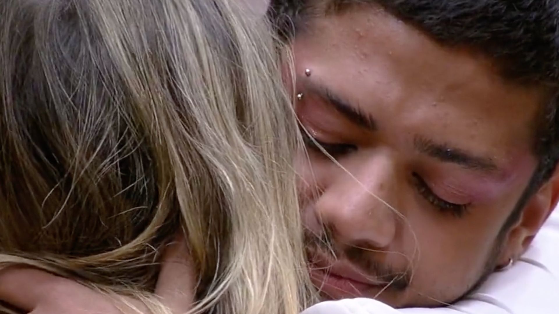 BBB23: Tarde demais? Bruna sussurra declaração no ouvido de Gabriel após eliminação