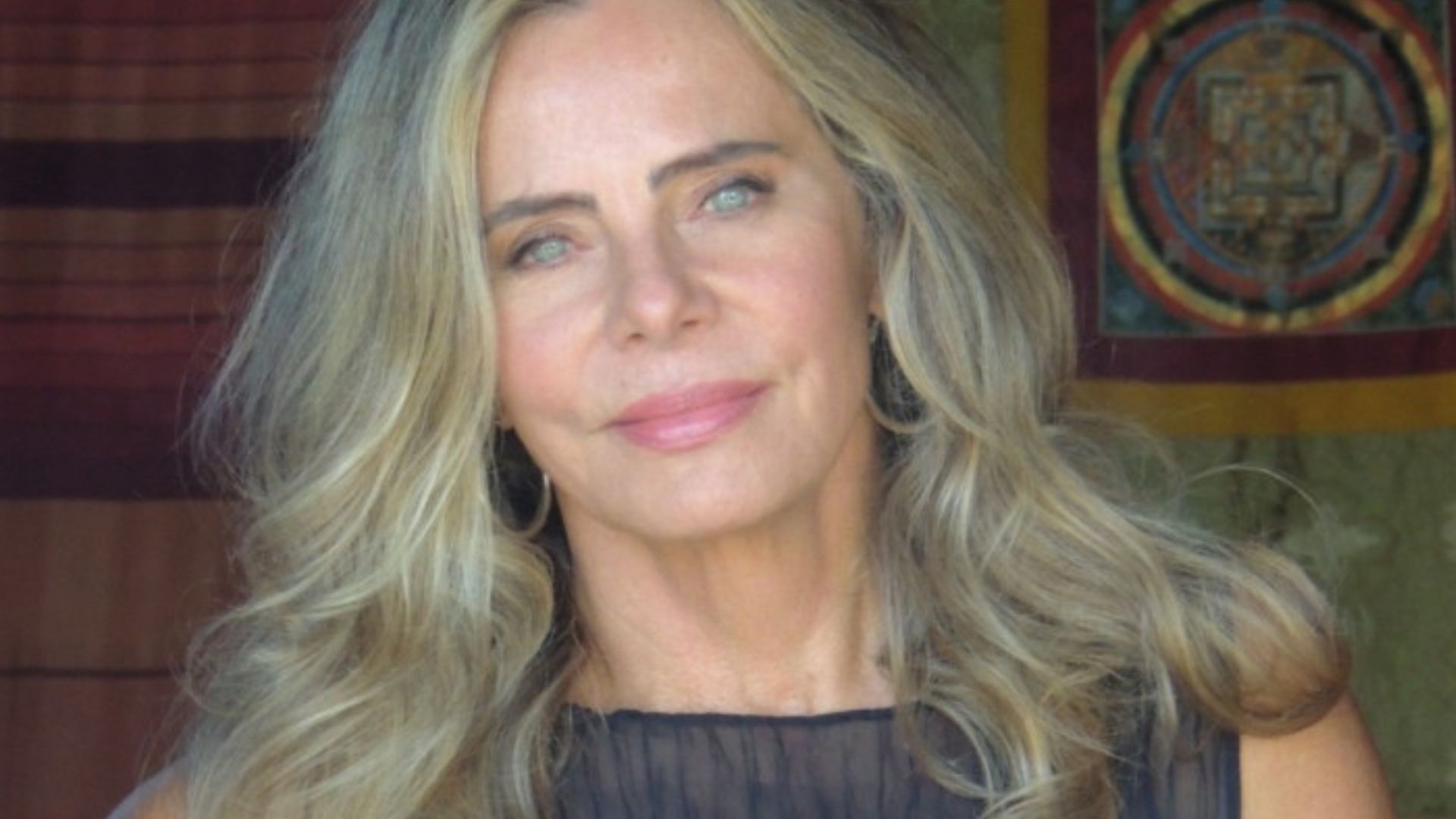 Aos 70 anos, Bruna Lombardi deixa sutiã vazar em blusa transparente: “Ela pode”