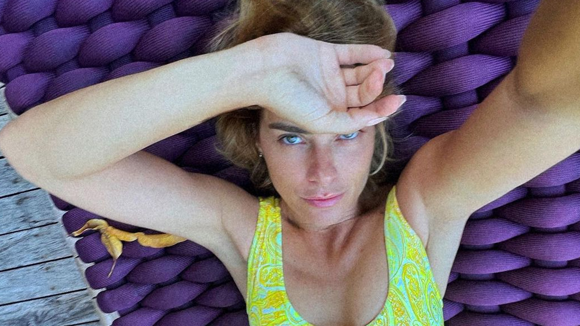 Que cinturinha! Carolina Dieckmann posa de maiô cavado e marca cada detalhe: “Linda”