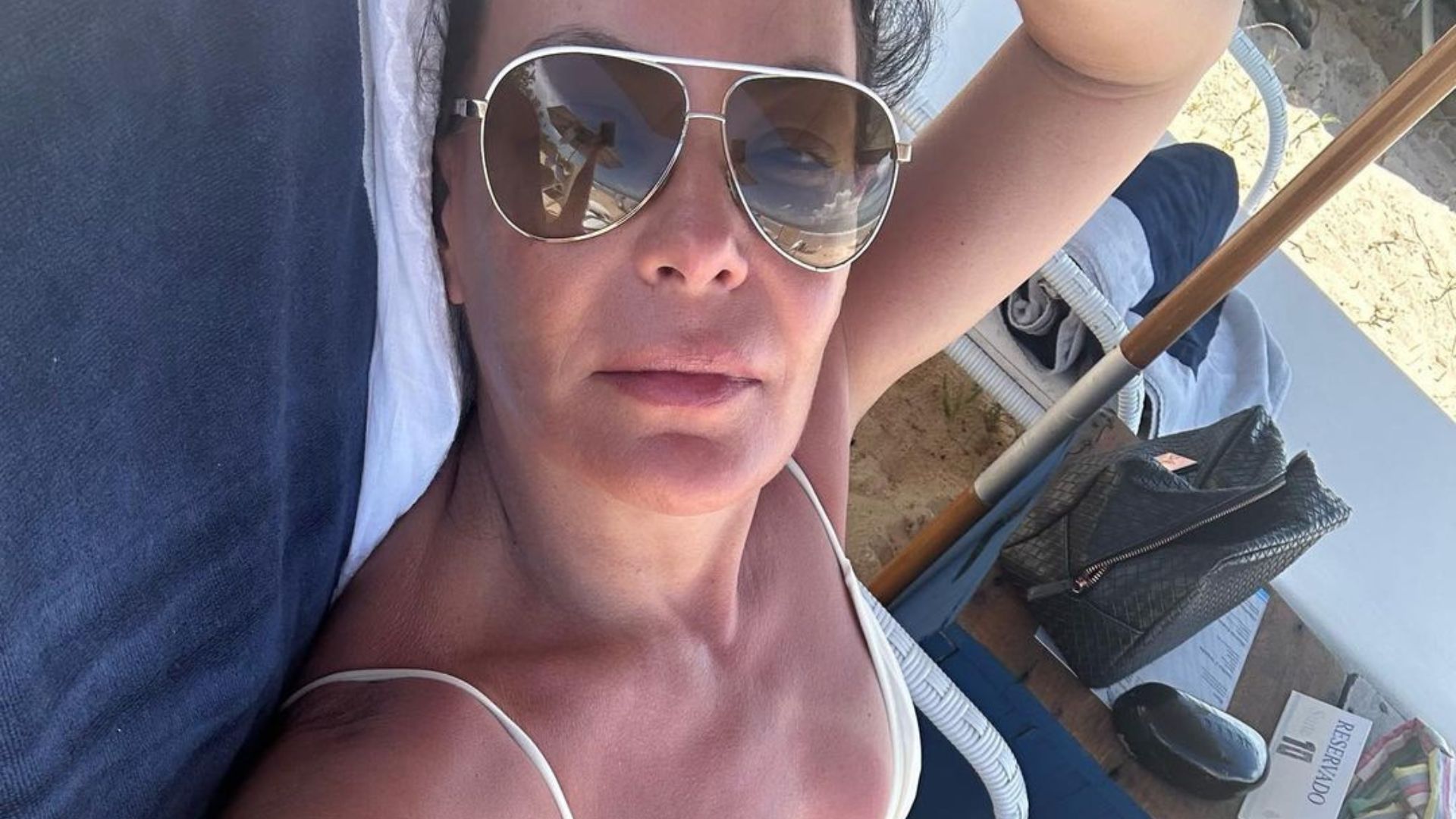 Aos 55 anos, Carolina Ferraz exibe corpo sequinho de fio-dental branco: “Única”