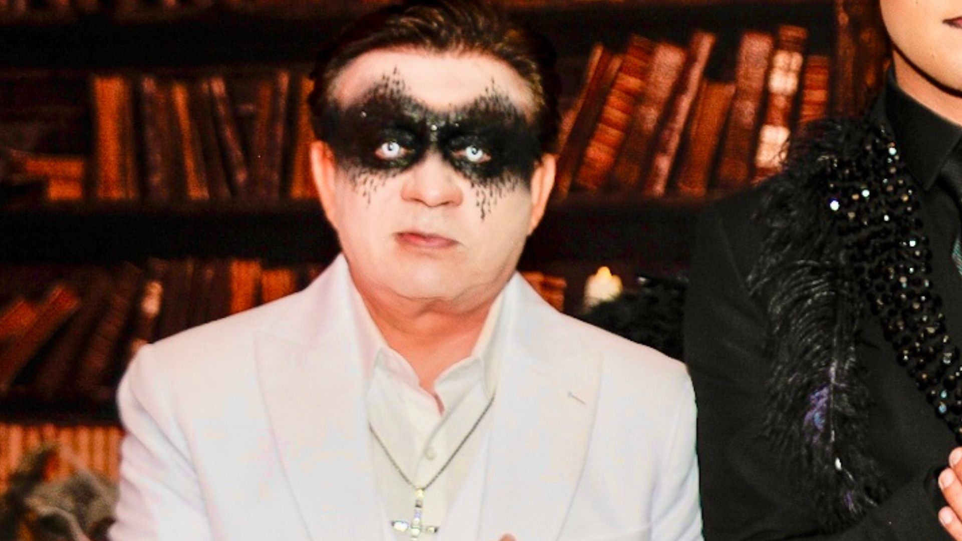 O que é isso? Chitãozinho surge maquiado no aniversário luxuoso do filho