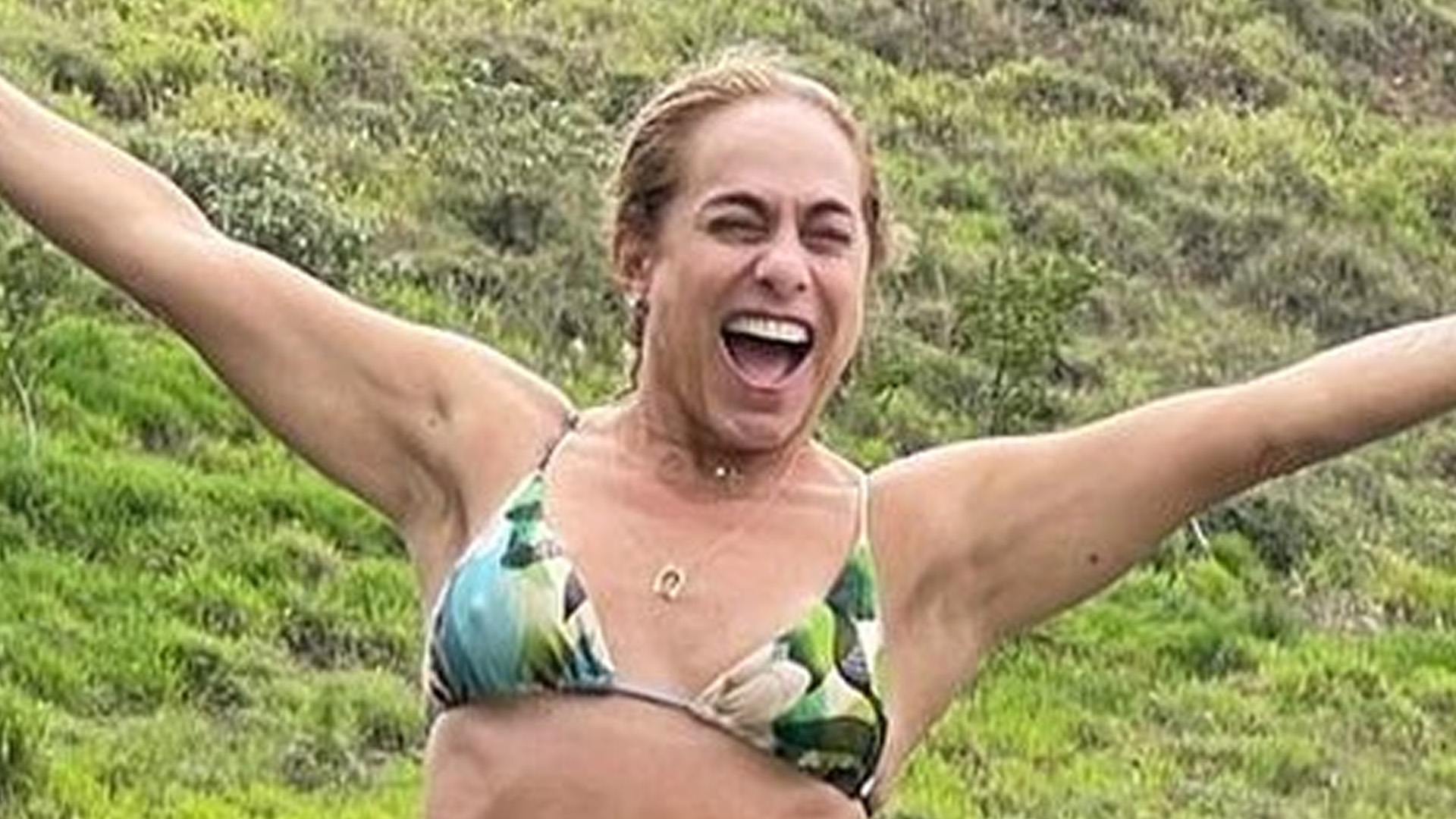 Aos 65 anos, Cissa Guimarães exibe corpo sem retoques de biquíni cavado: “Sarada”