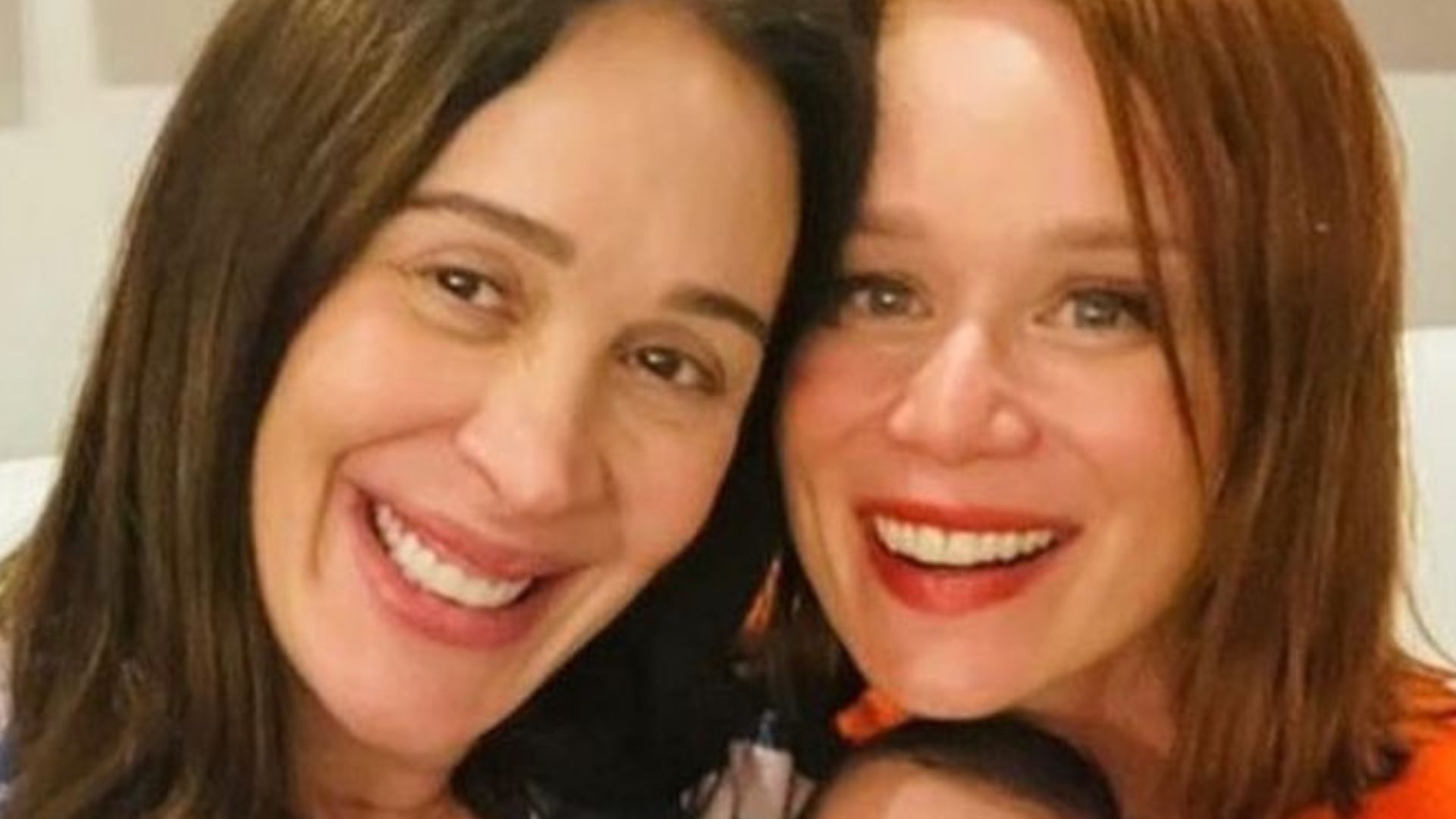 Claudia Raia compartilha clique com Mariana Ximenes e Luca: “Encontro em família”
