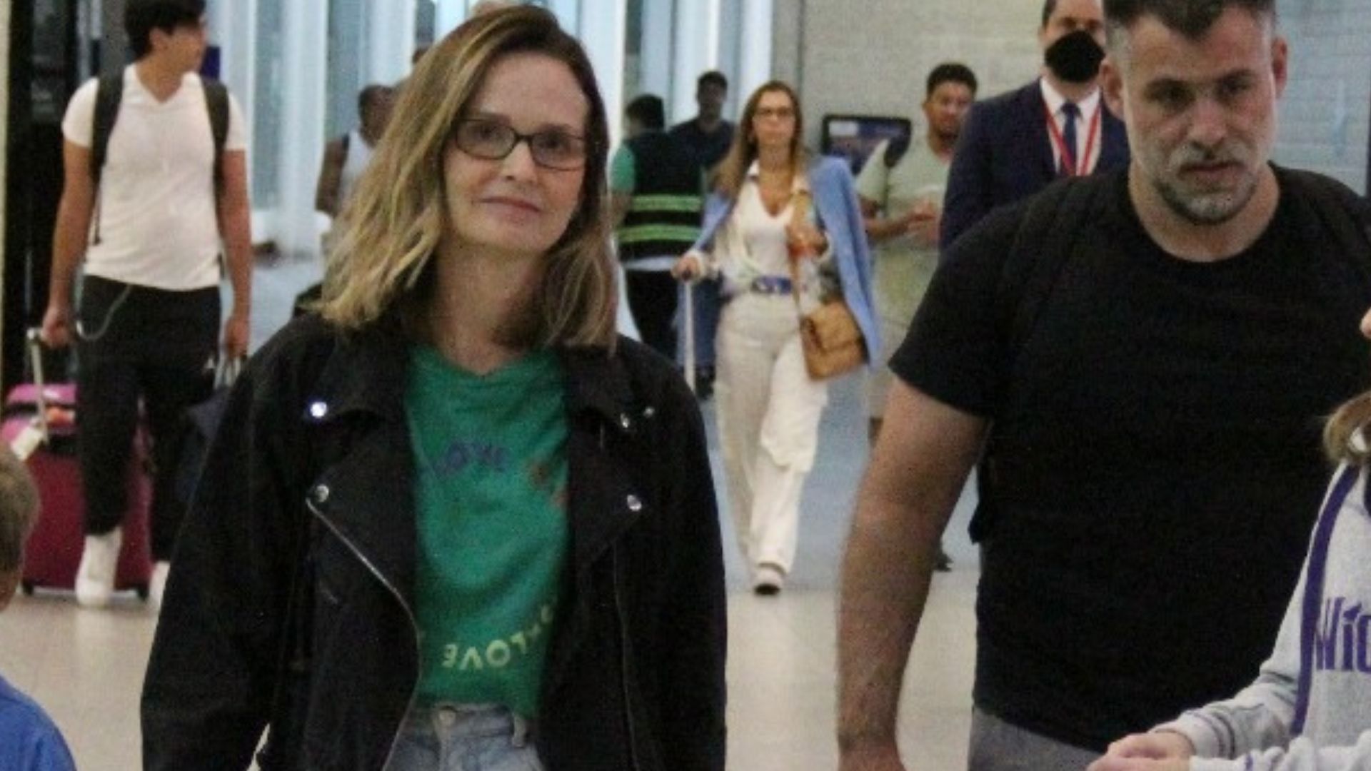 A cara da mamãe! Fernanda Rodrigues é flagrada com os filhos em momento raro
