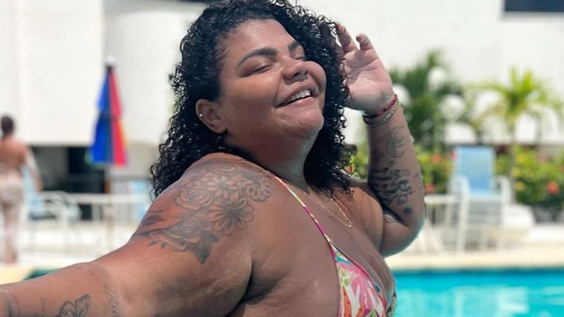 Filha de Arlindo Cruz, Flora Cruz mostra corpo sem retoques de biquíni: “Verdadeira”