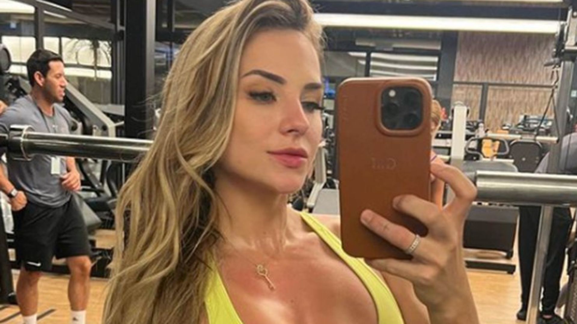 Na academia, Gabi Martins abusa no decote e fãs babam: “Gata”