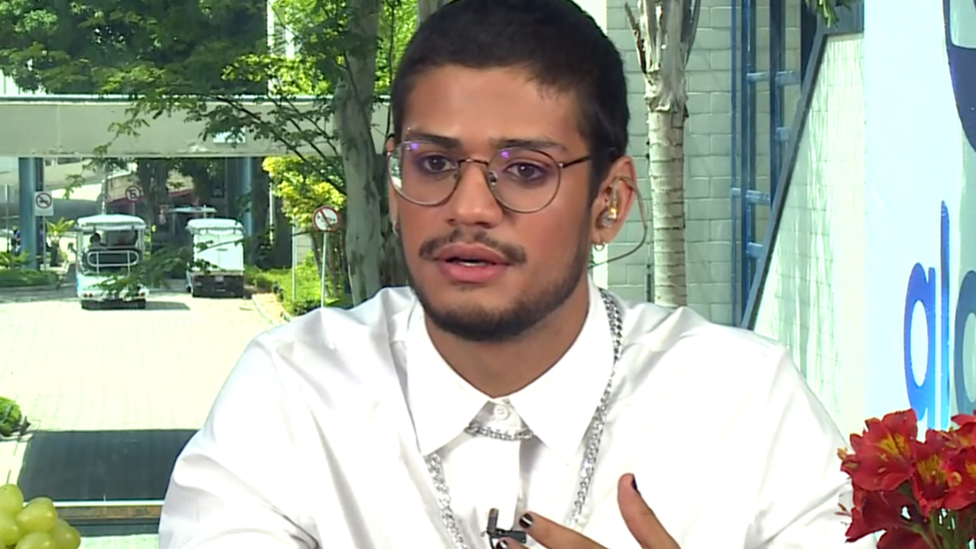 Eita! Gabriel Santana chama aliado de falso no ‘Mais Você’: “Jogo duplo”
