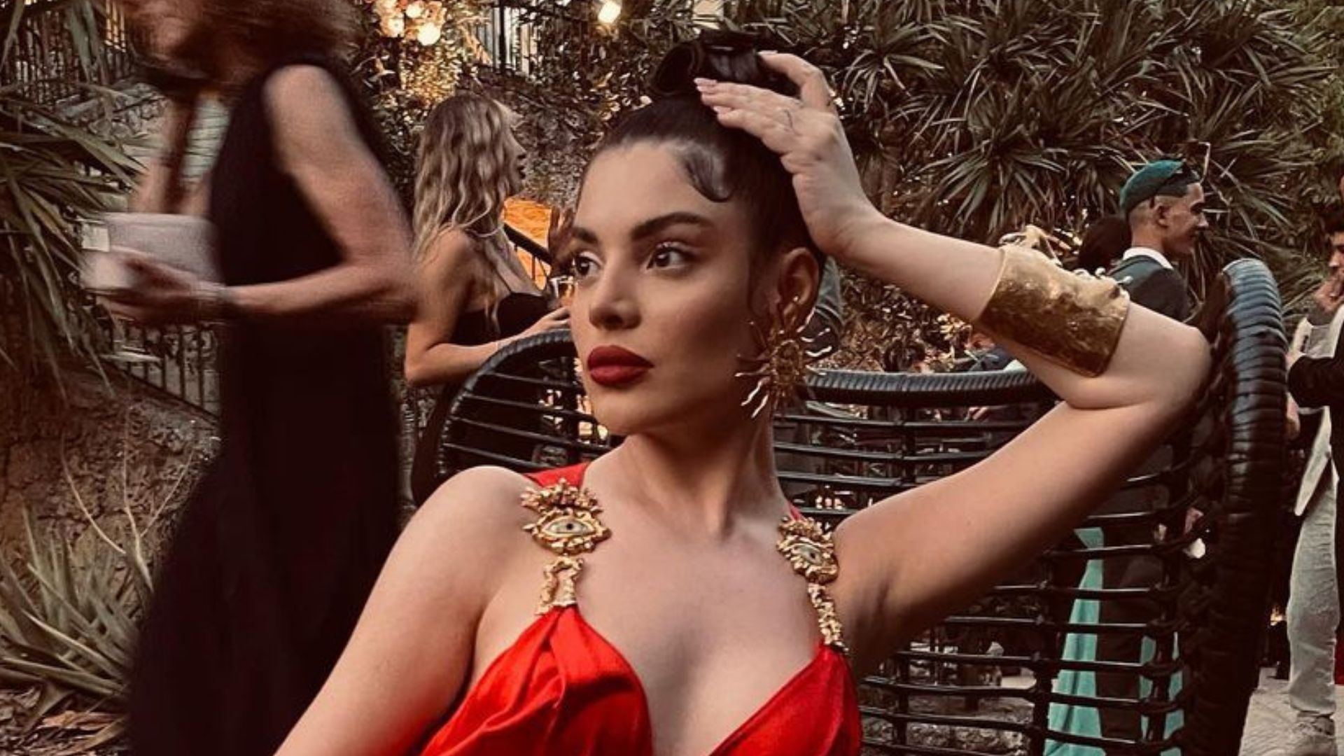 Gkay posa com look vermelho decotado e fãs apontam: “No ápice da beleza!”