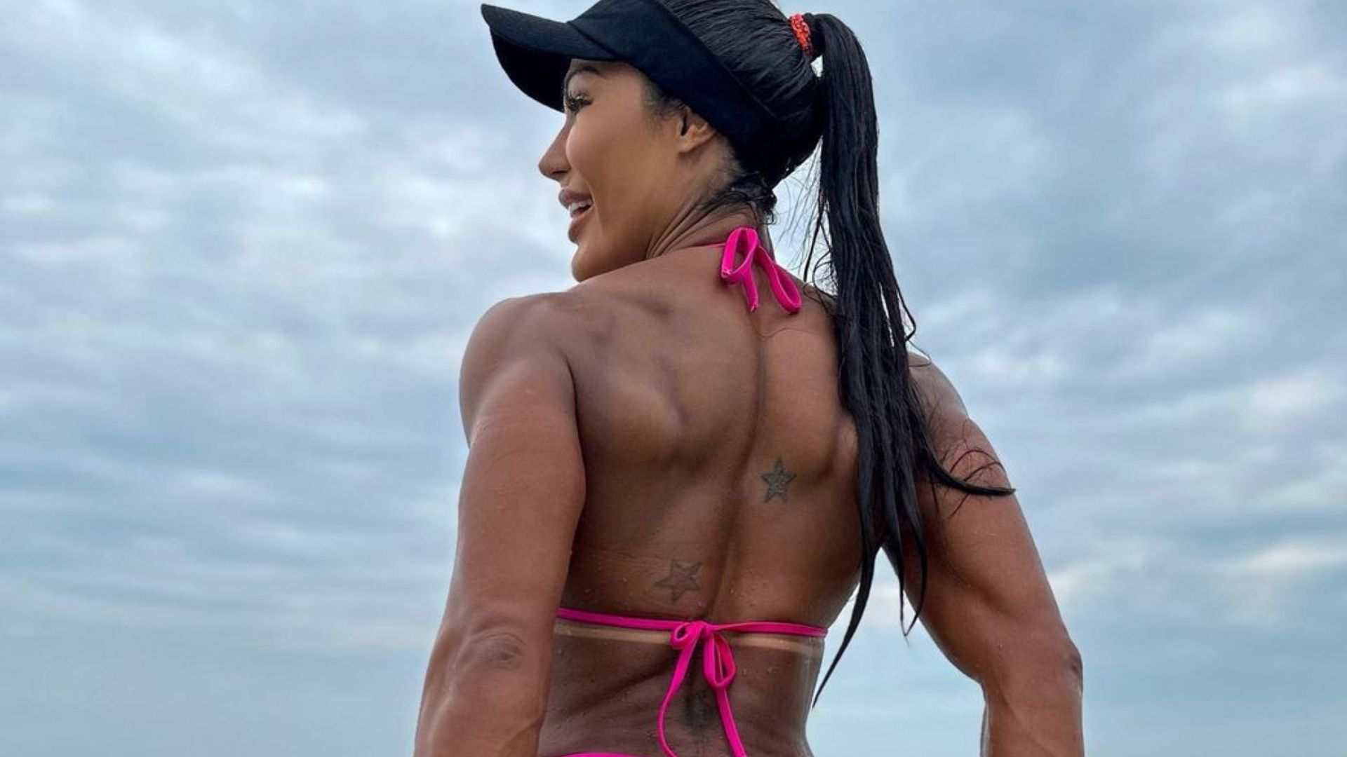 De costas, Gracyanne Barbosa exibe bumbum sendo engolido por fio-dental: “Que fartura”