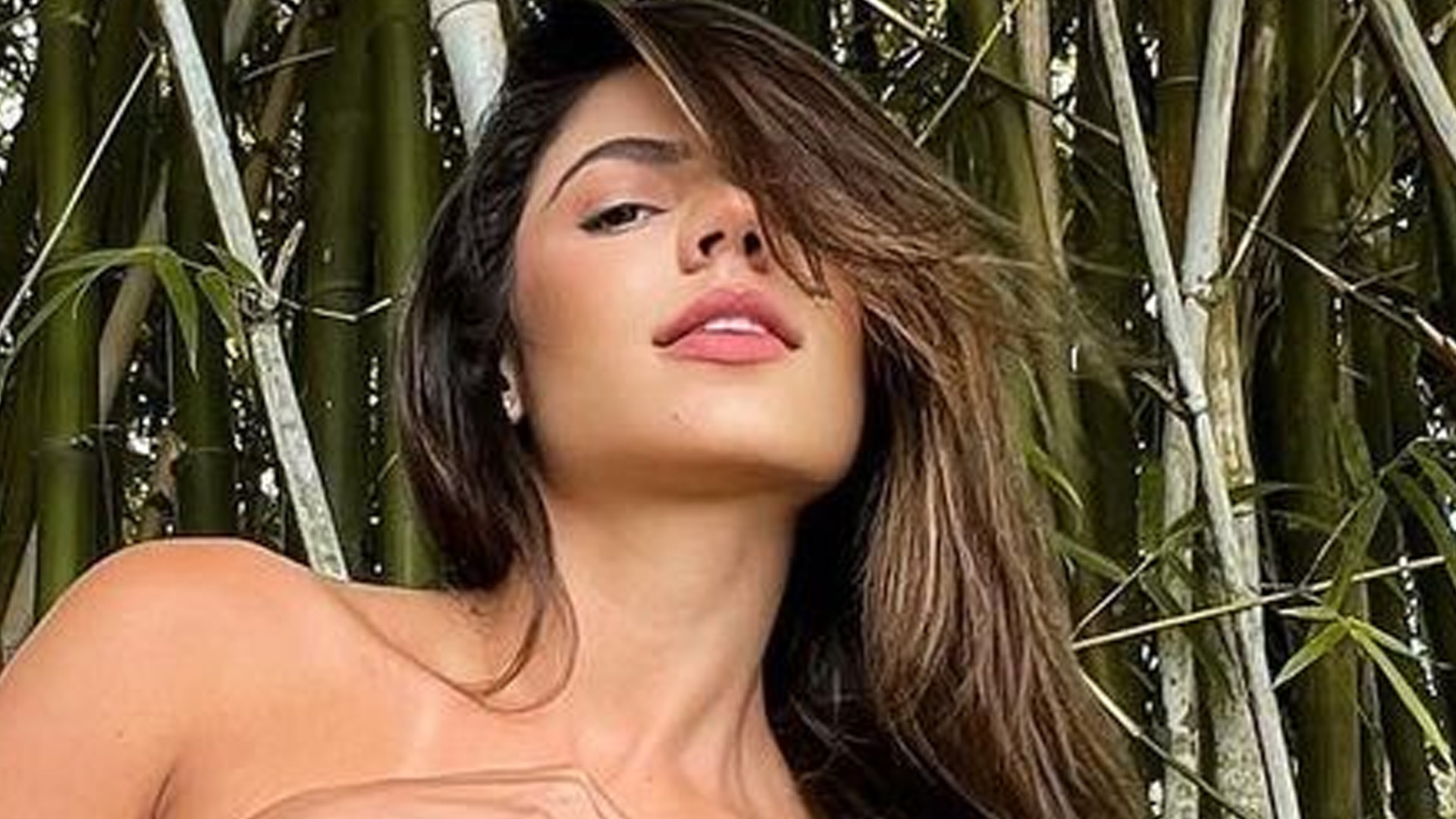 Ex-BBB Hariany Almeida posa de topless e seguidores apostam em gravidez: “Barriguinha”