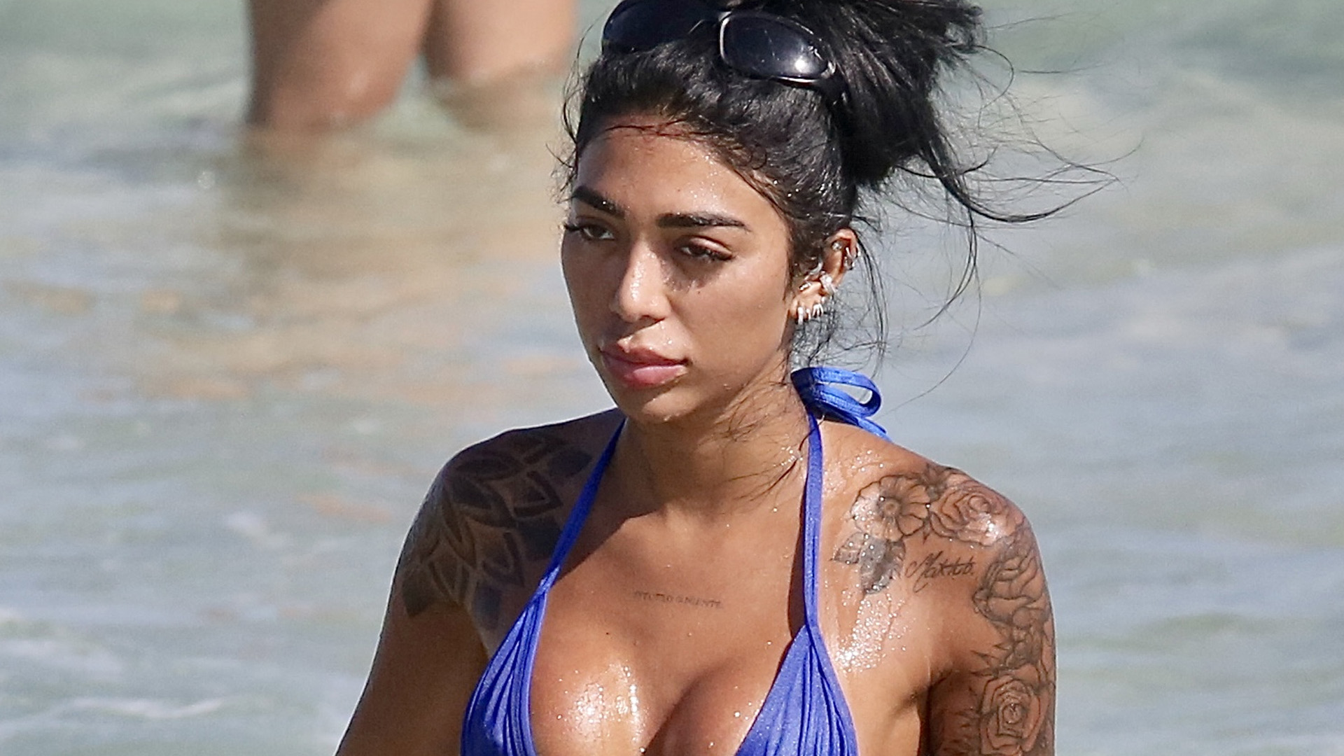 Irmã de Gabigol é flagrada com biquíni minúsculo e desfila corpo estilo mignon
