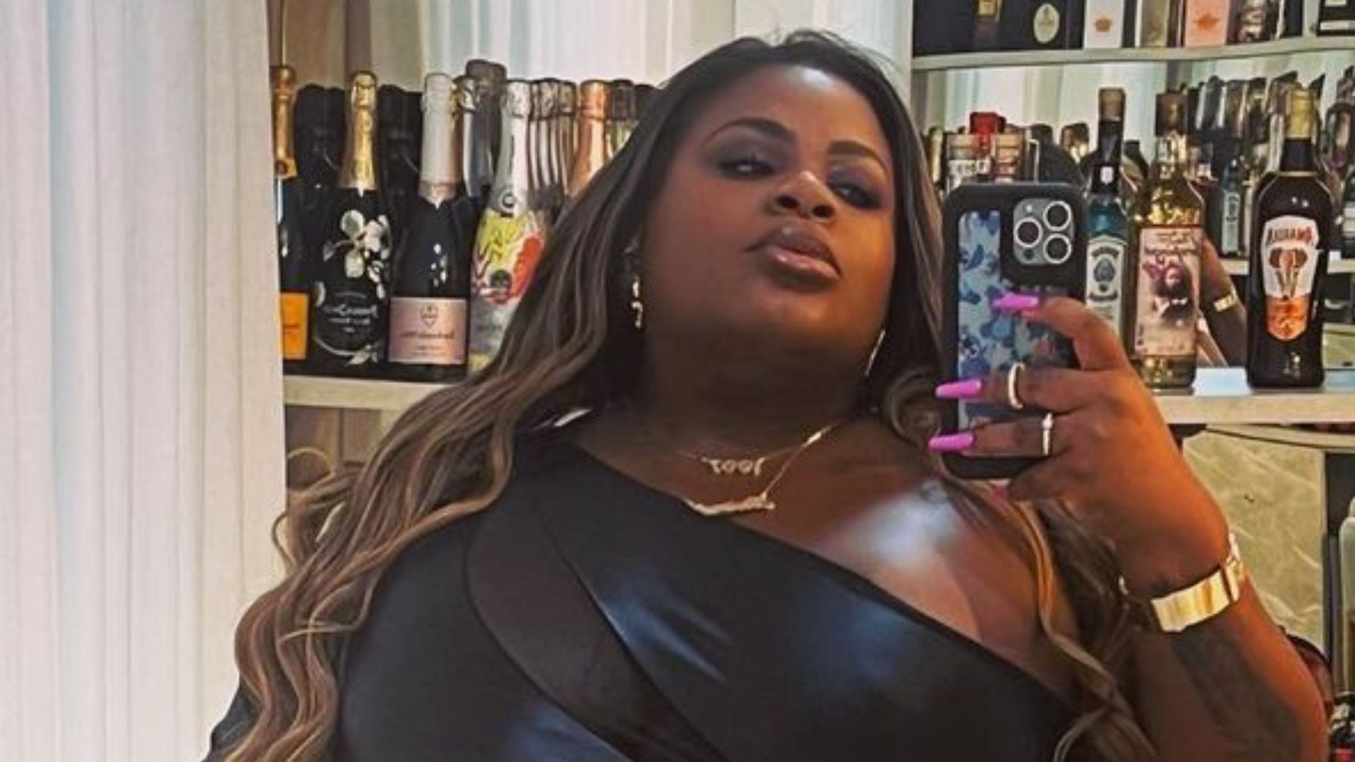 Jojo Todynho escolhe look transparente e fãs aconselham: “Cancela a bariátrica”