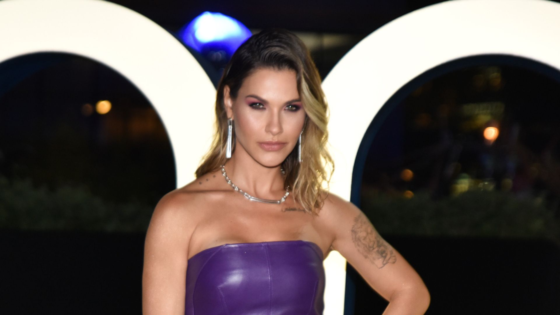 Poderosa! Esposa de Gusttavo Lima vai à evento de luxo com microvestido de couro