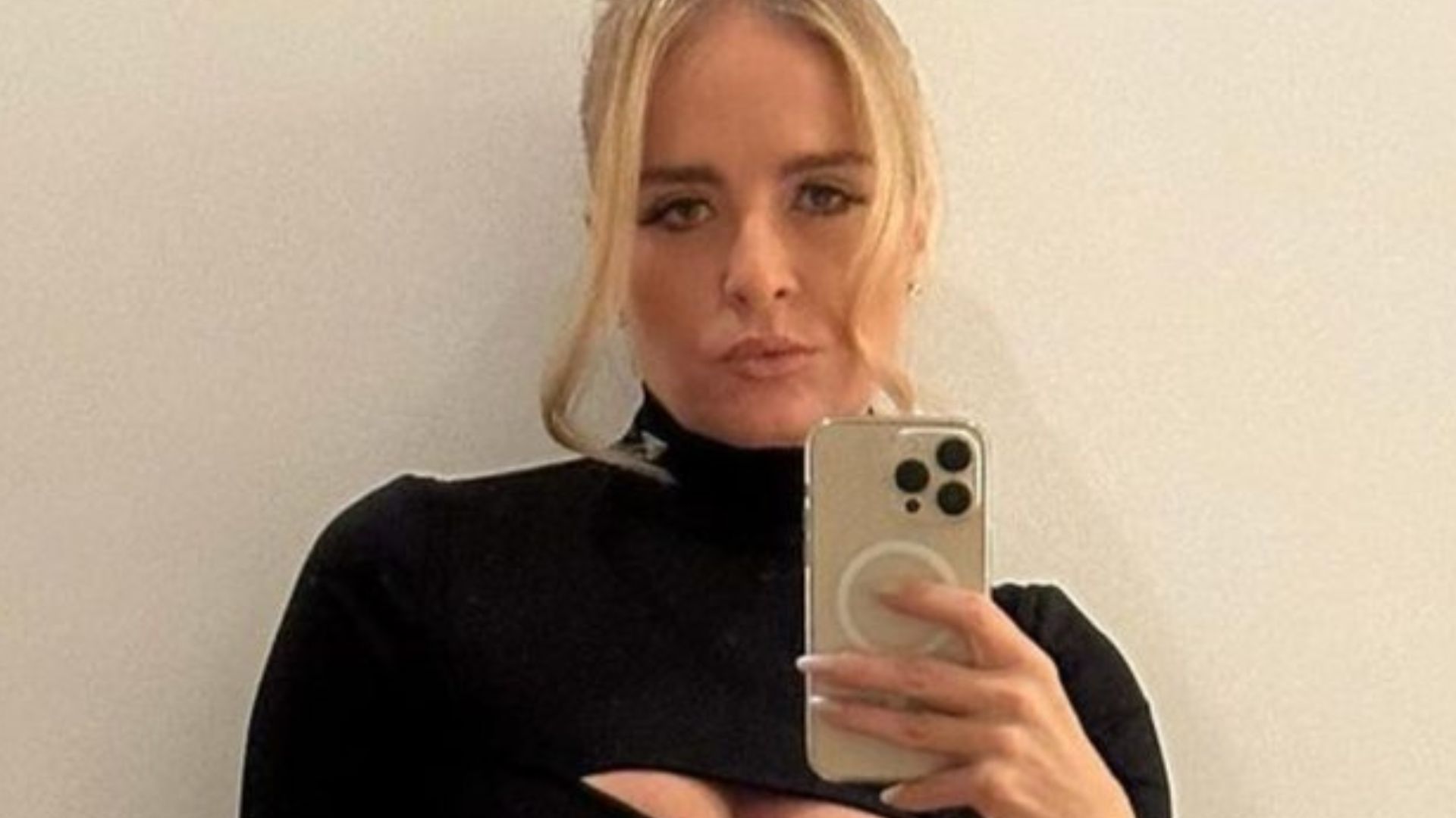 Aos 49 anos, Angélica exibe seios em decote generoso de microvestido: “Maravilhosa”