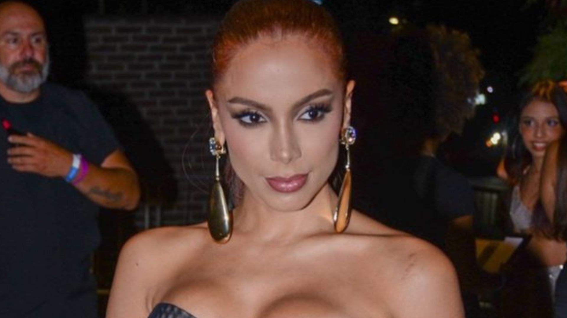 Anitta comemora aniversário e causa alvoroço com seios fartos em look transparente: “Gostosa”