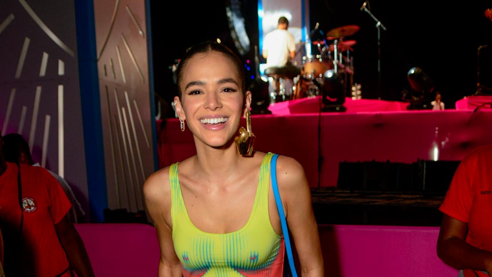 Bruna Marquezine aposta em look diferentão e paga caríssimo em peça; saiba o valor