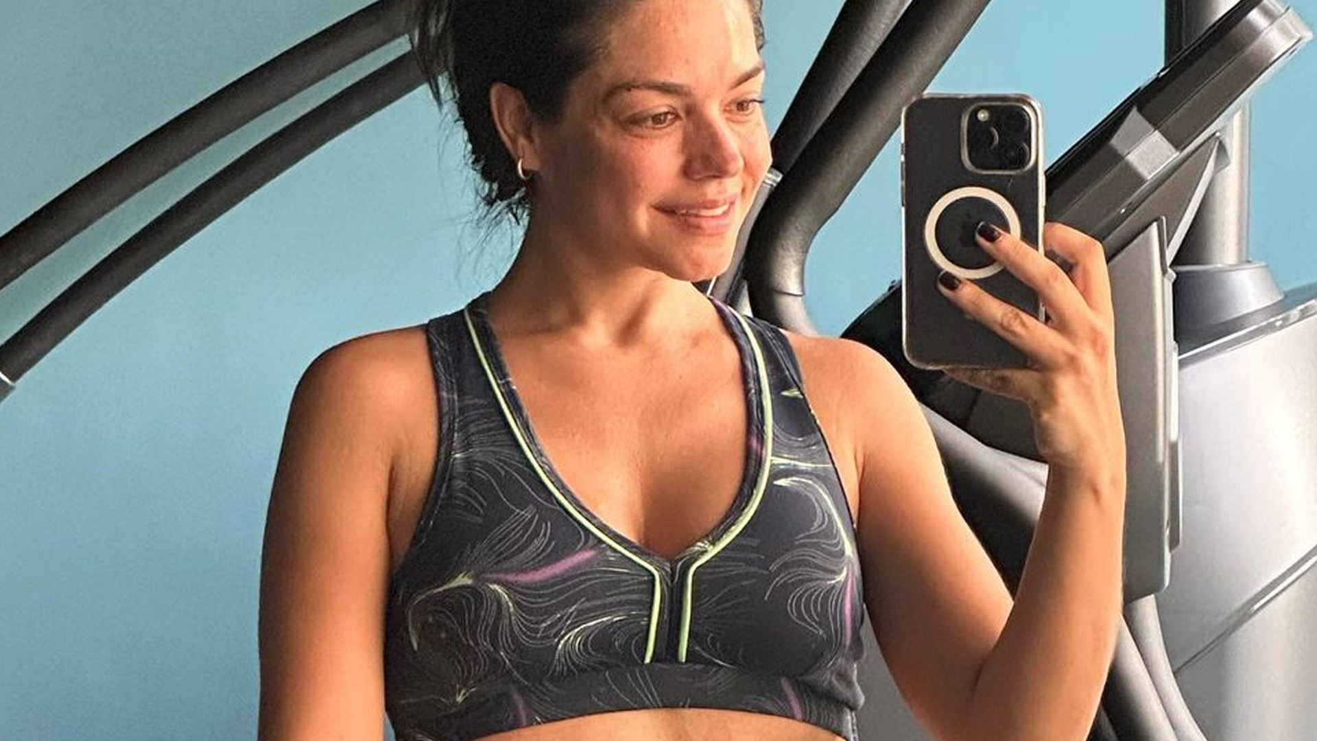Mãe de dois, Thais Fersoza malha e mostra barriga sequinha: “É possível”