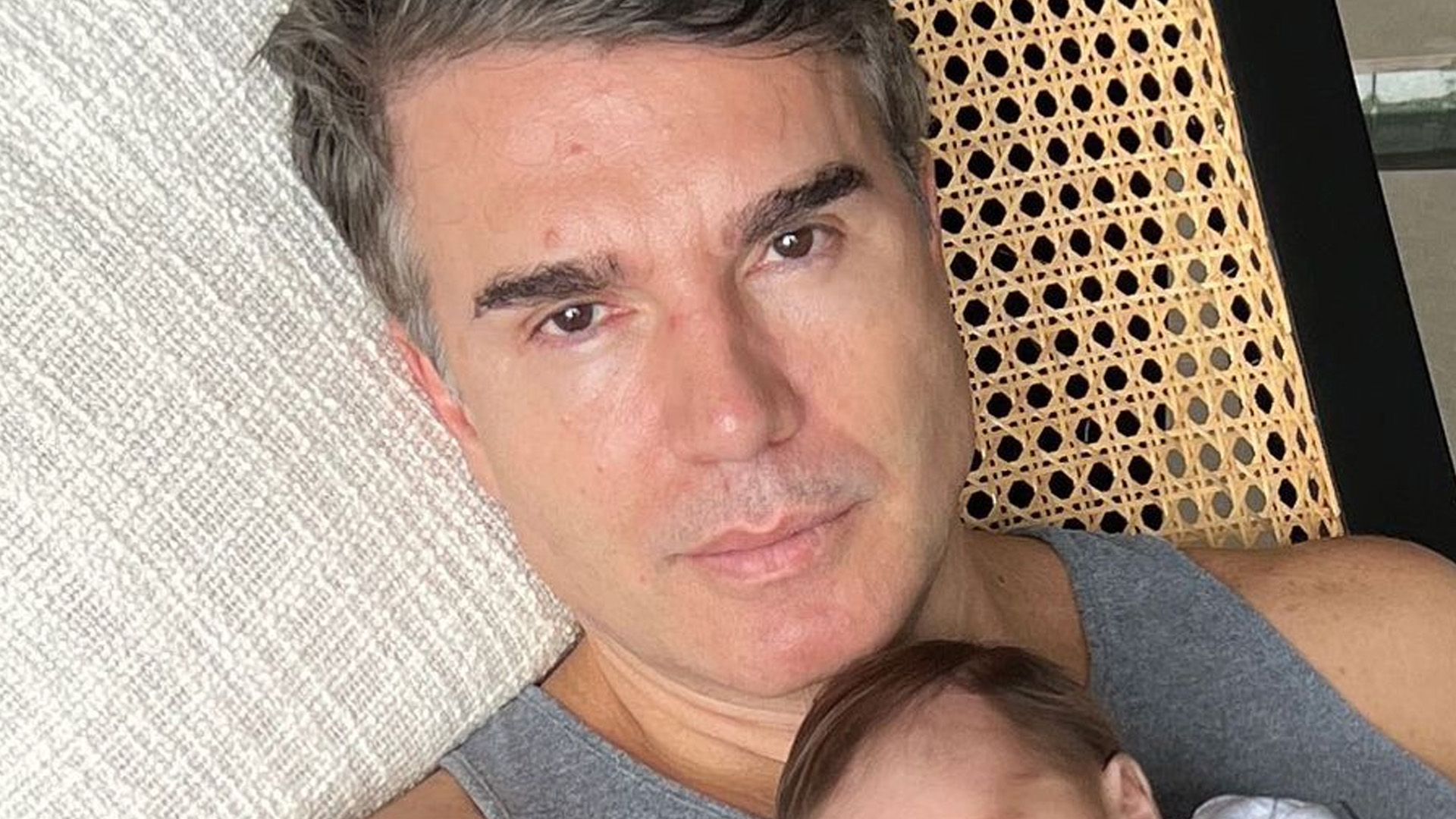 Marido de Claudia Raia mostra filho fazendo pose e fãs cravam semelhança: “Idênticos”