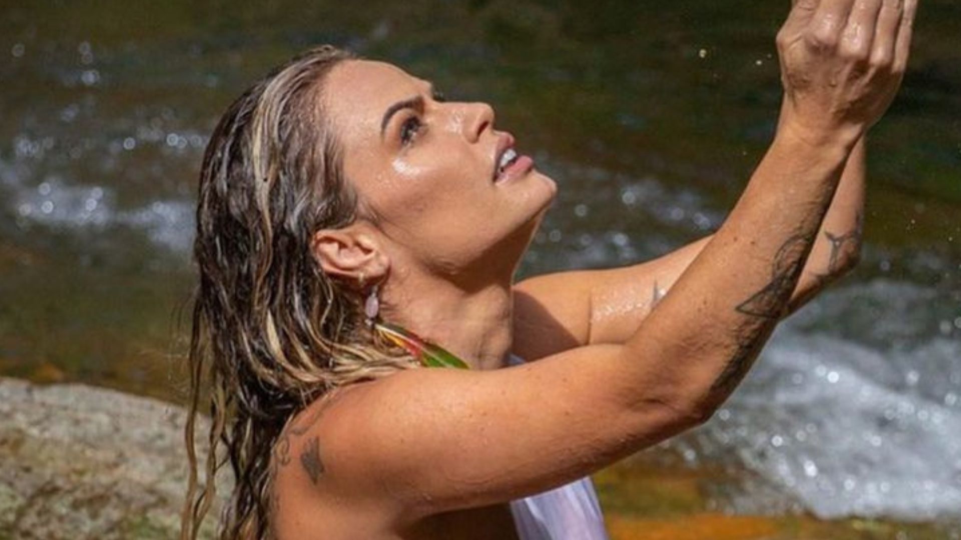 Ex-BBB Nati Casassola posa com vestido molhado sem roupa íntima: “Delícia”