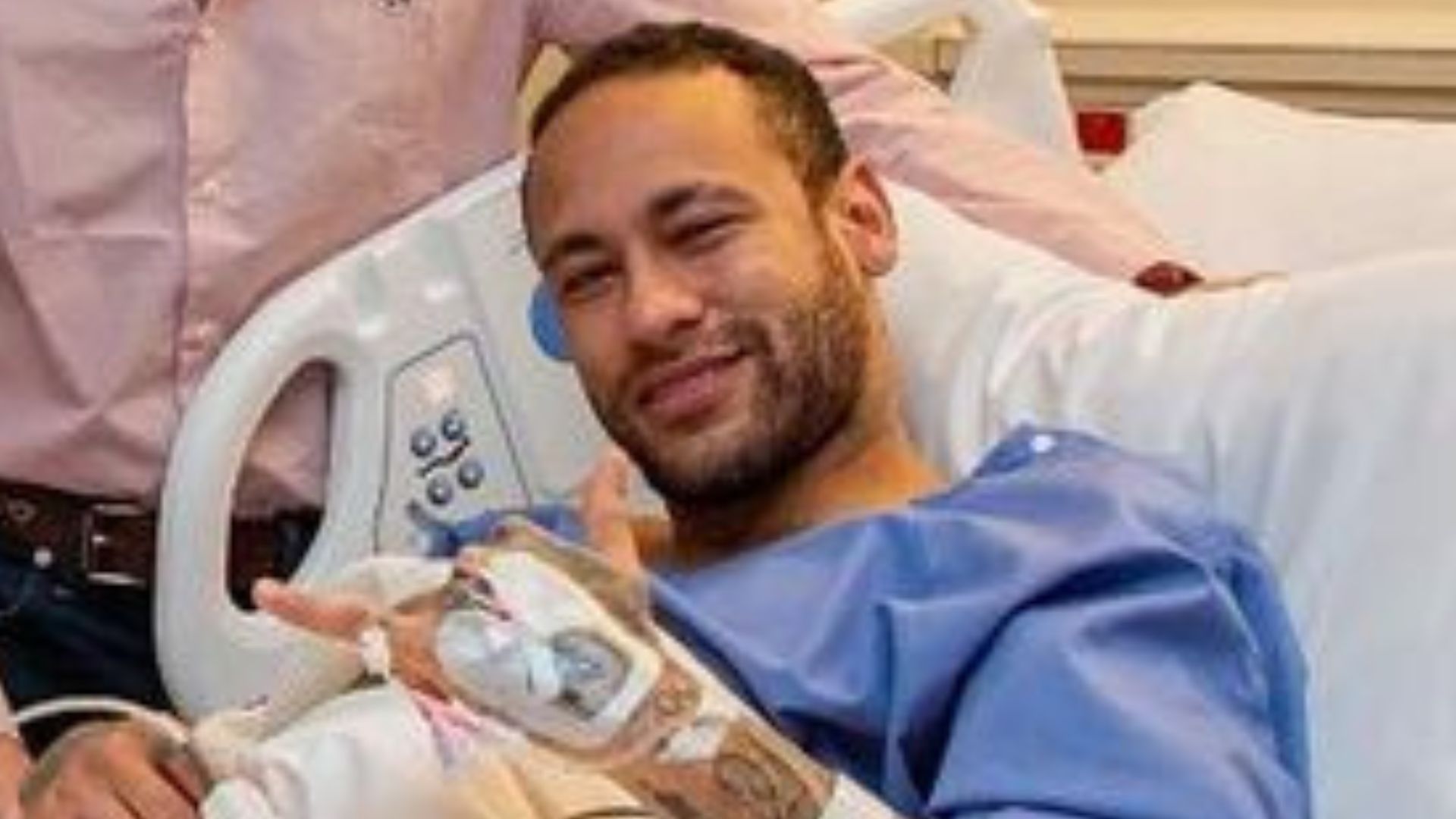 Neymar aparece em cama de hospital após operação delicada: “Pós-cirurgia”