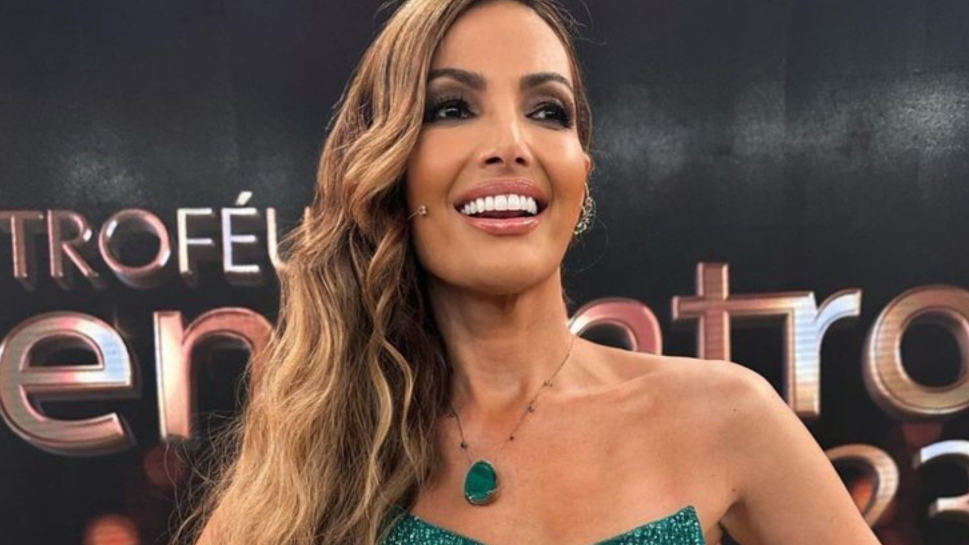No ‘Encontro’, Patrícia Poeta aposta em vestido sem alça e recebe elogios: “Diva”