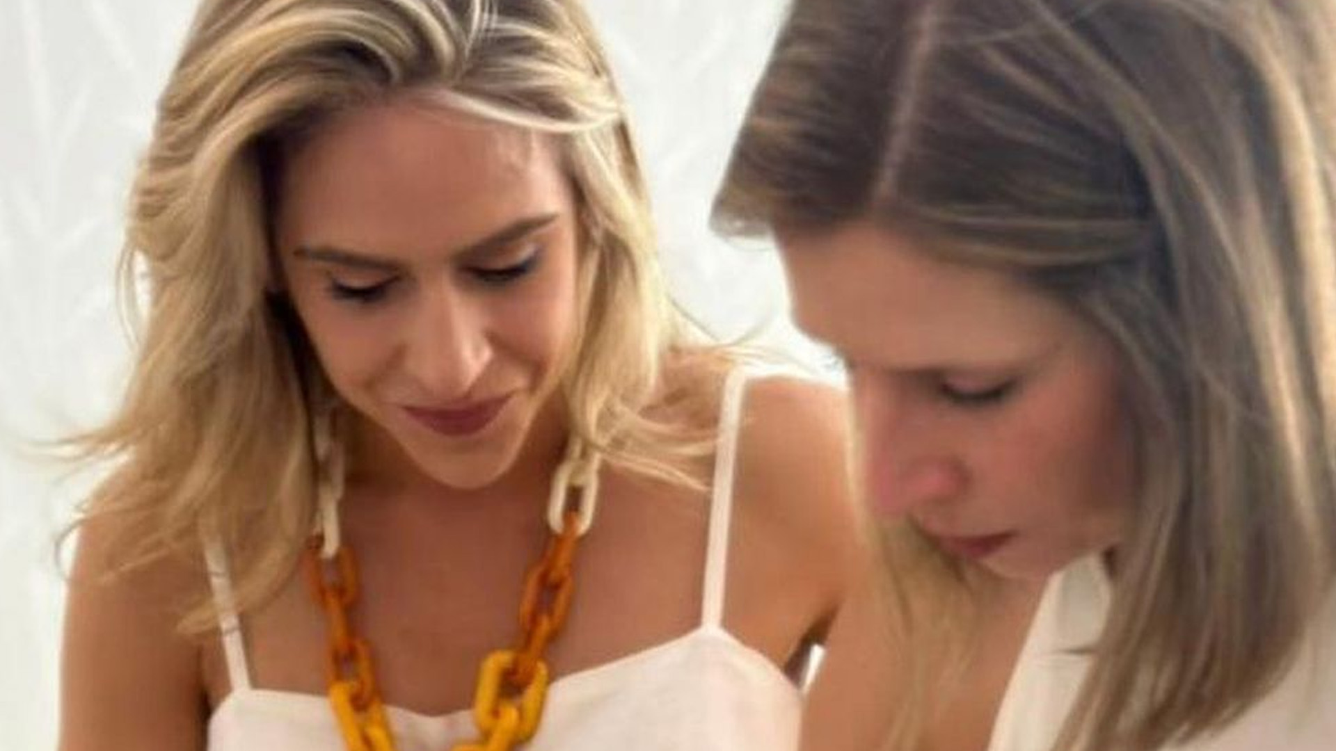 Produtora da Globo se casa com repórter da RecordTV: “O amor vence”