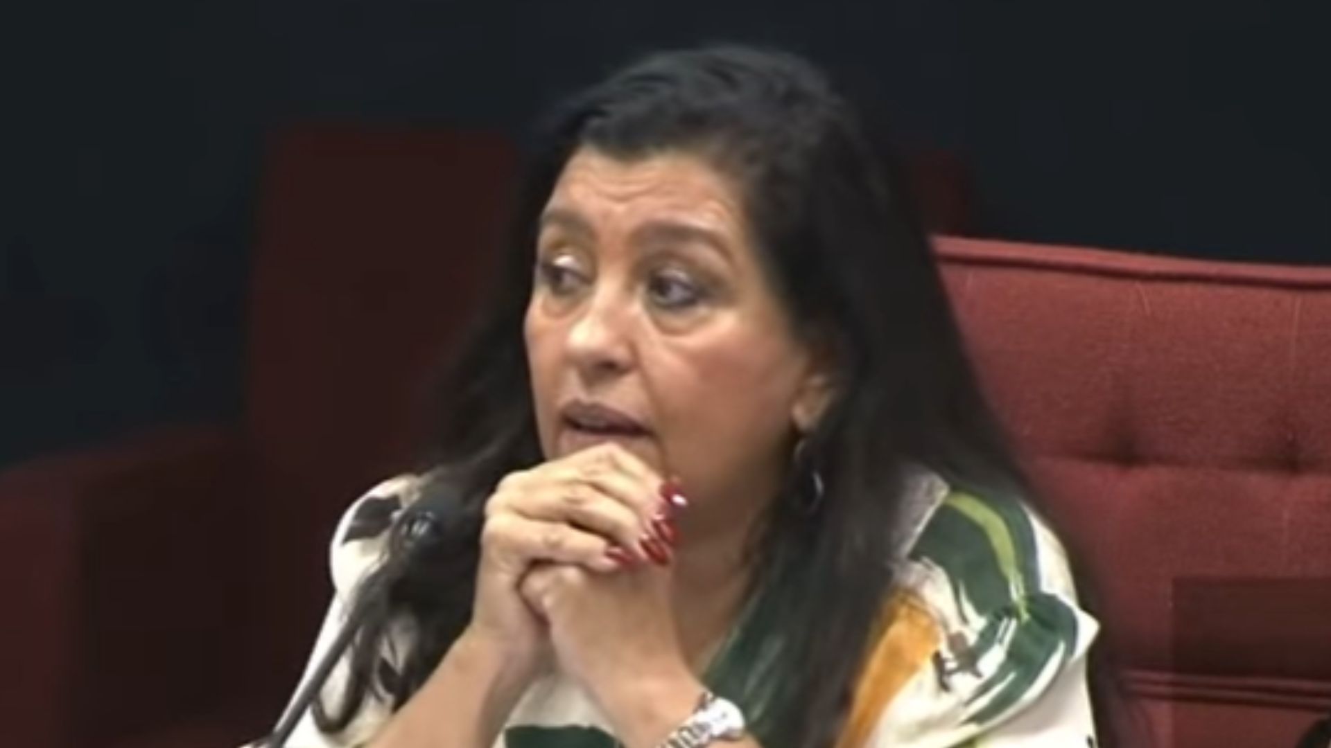 Regina Casé descobre sucesso de novela em conversa com pedreiro: “A casa vai cair”