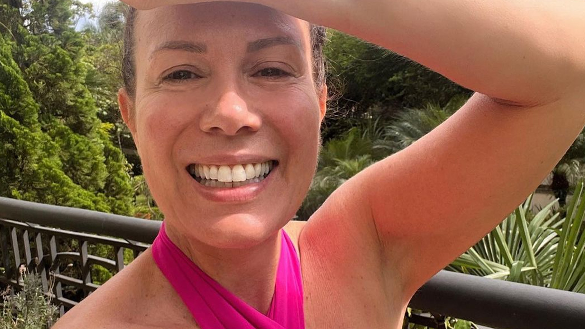 Sem maquiagem, Regina Volpato celebra 55 anos de biquíni com decote invertido: “Perfeita”