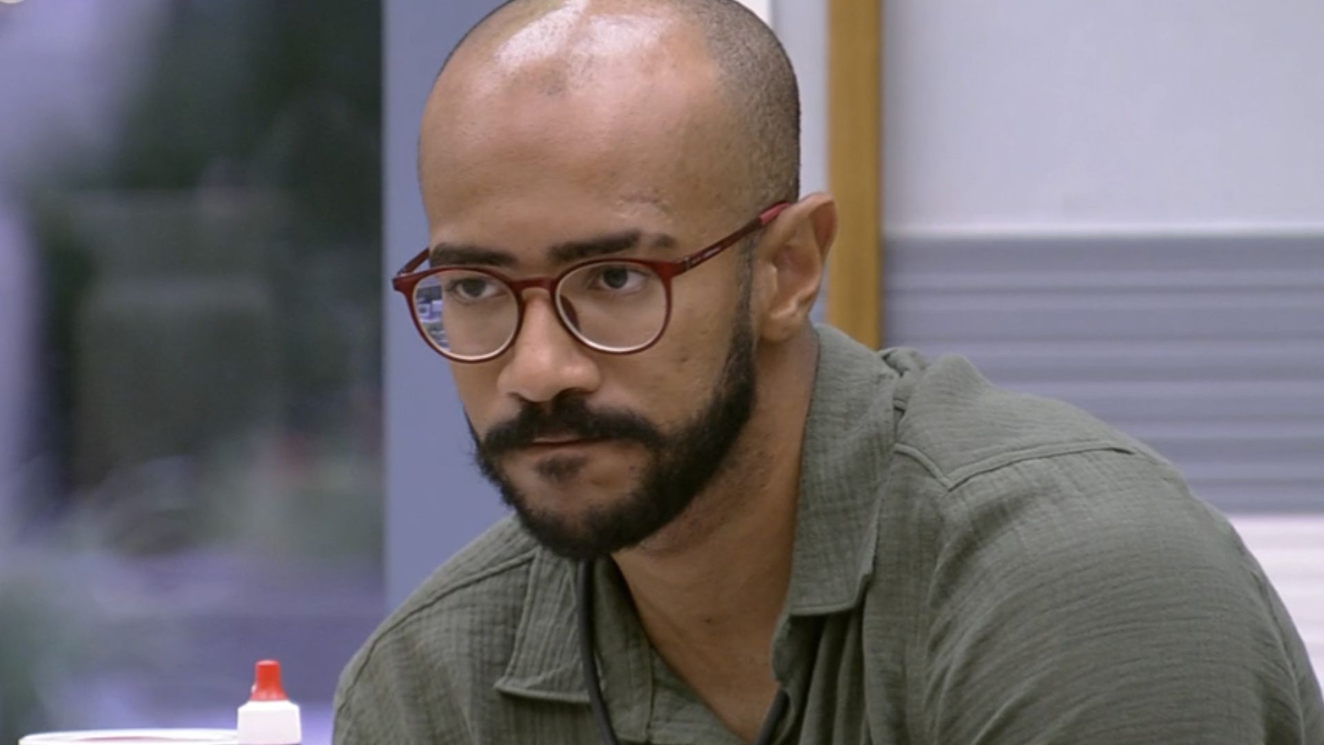 BBB23: Ricardo recebe alfinetada de ex-aliados e debocha: “Tô gostando”