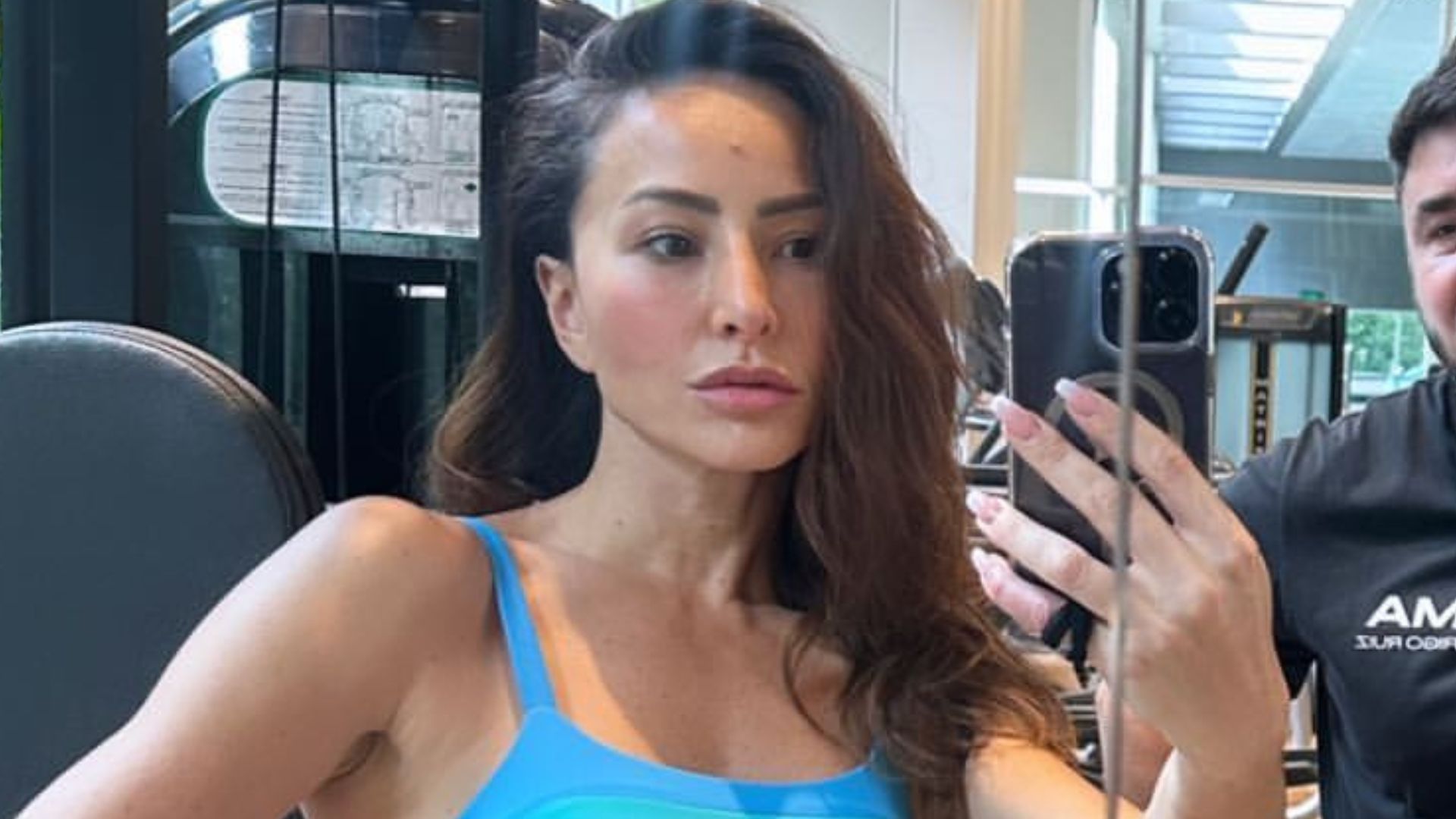 Solteira e deslumbrante, Sabrina Sato causa ao posar na academia de top e legging