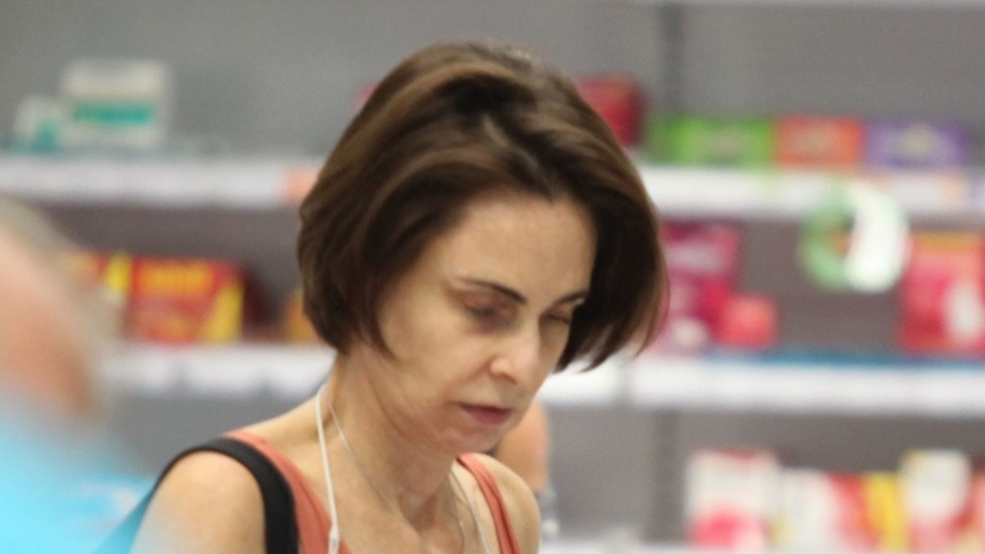 Lembra dela? Aos 65 anos, Silvia Pfeifer é flagrada sem maquiagem fazendo compras