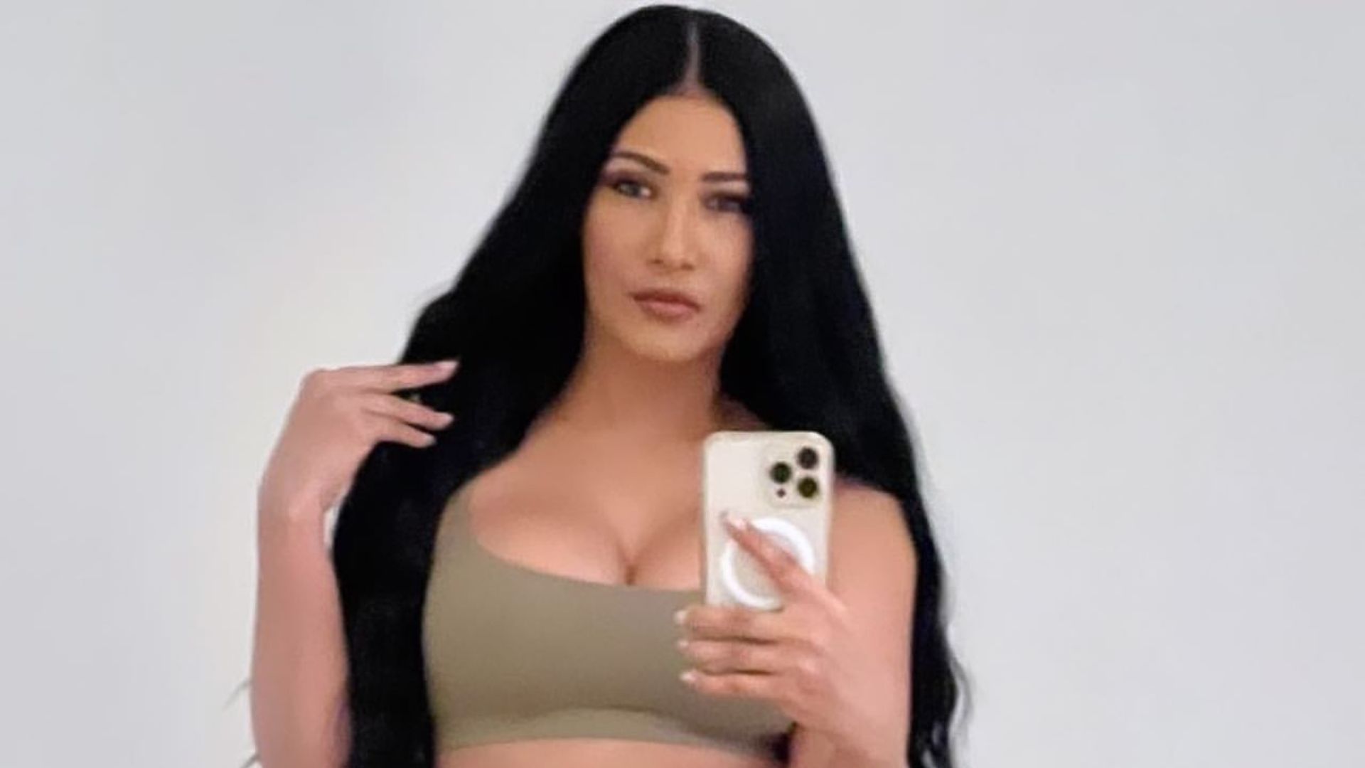 Ela pode! Solteiríssima, Simaria posa de lingerie nude e mostra virilha marcada