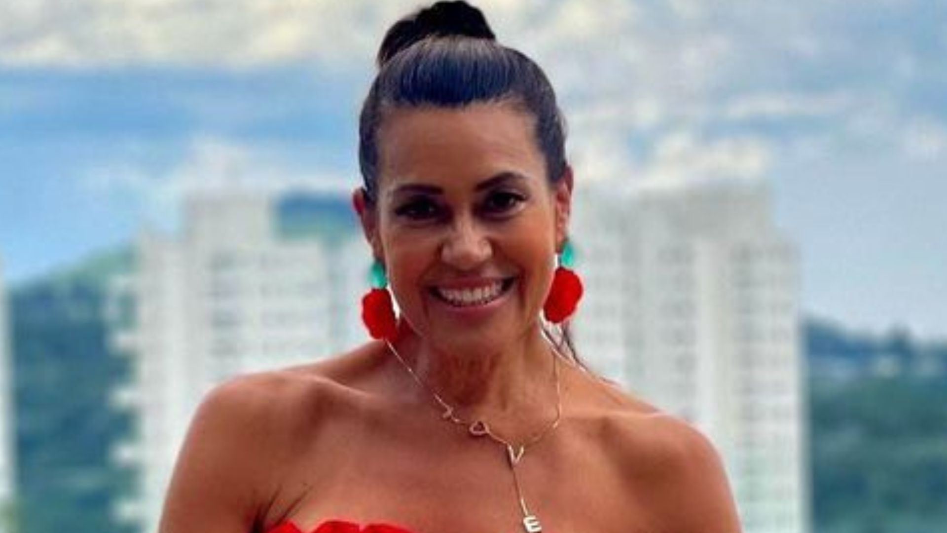 Aos 60 anos, Solange Frazão deixa virilha escapar em biquíni cavado: “Perfeição”