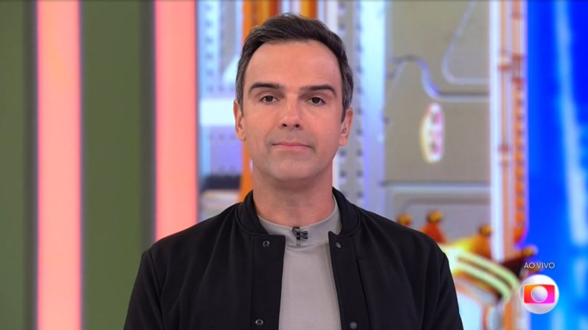 BBB23: Tadeu Schmidt comete gafes com votação complexa e web percebe: “Muito nervoso”