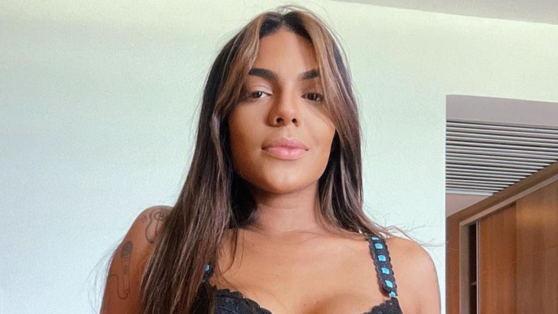 Tays Reis deixa corpão à mostra em camisola transparente e enlouquece fãs: “Gostosa”