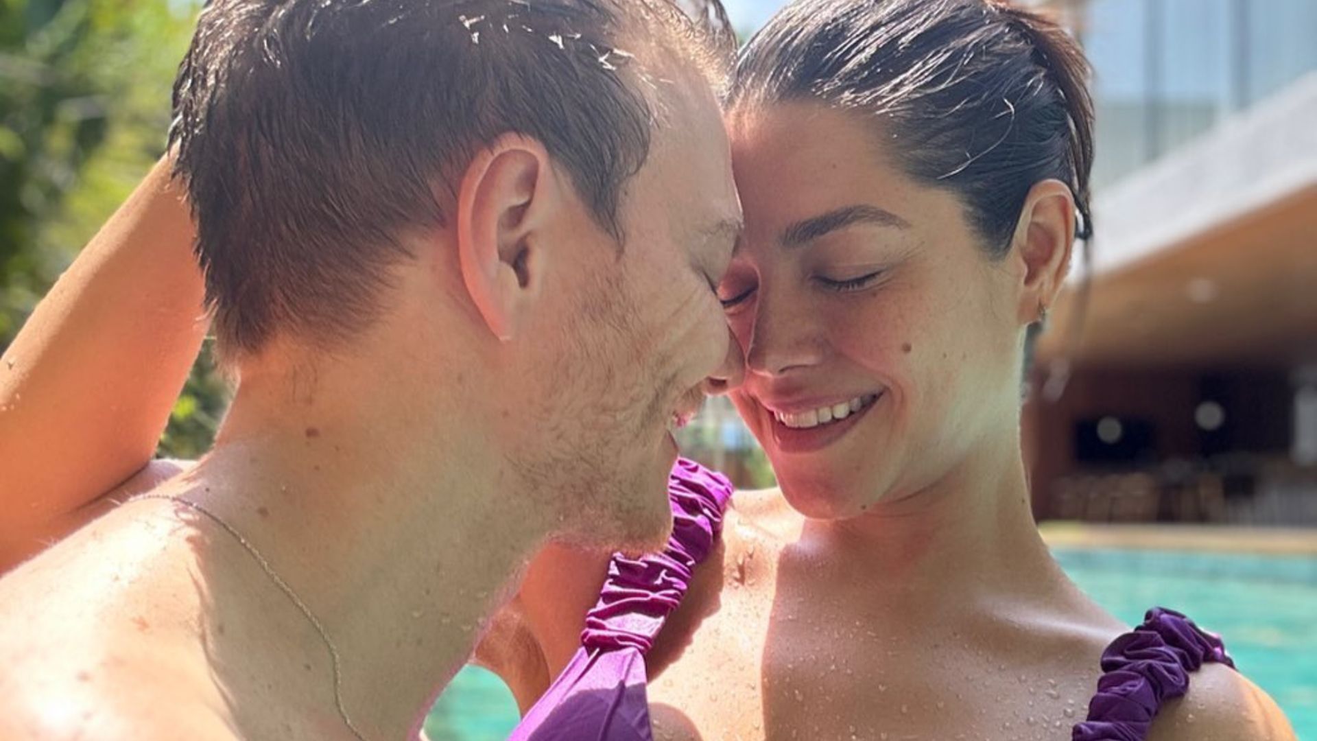 Magérrima, Thais Fersoza agarra Michel Teló na piscina em momento a dois: “Casalzão”