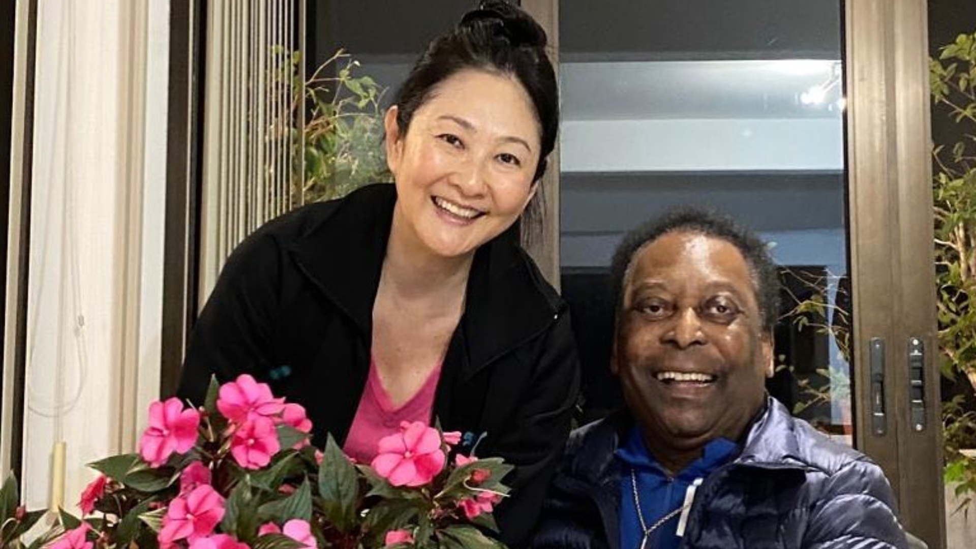 Viúva de Pelé abre mão de cuidar da fortuna deixada pelo jogador