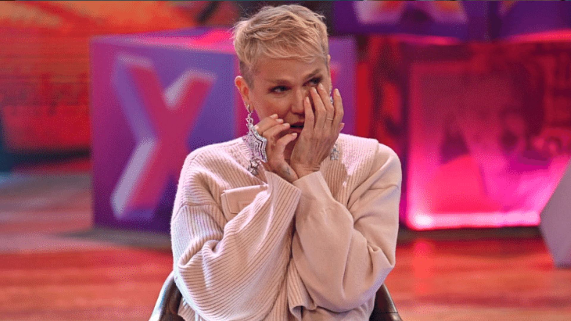Xuxa cai no choro em homenagem na Globo: “Não precisei morrer pra ser homenageada”