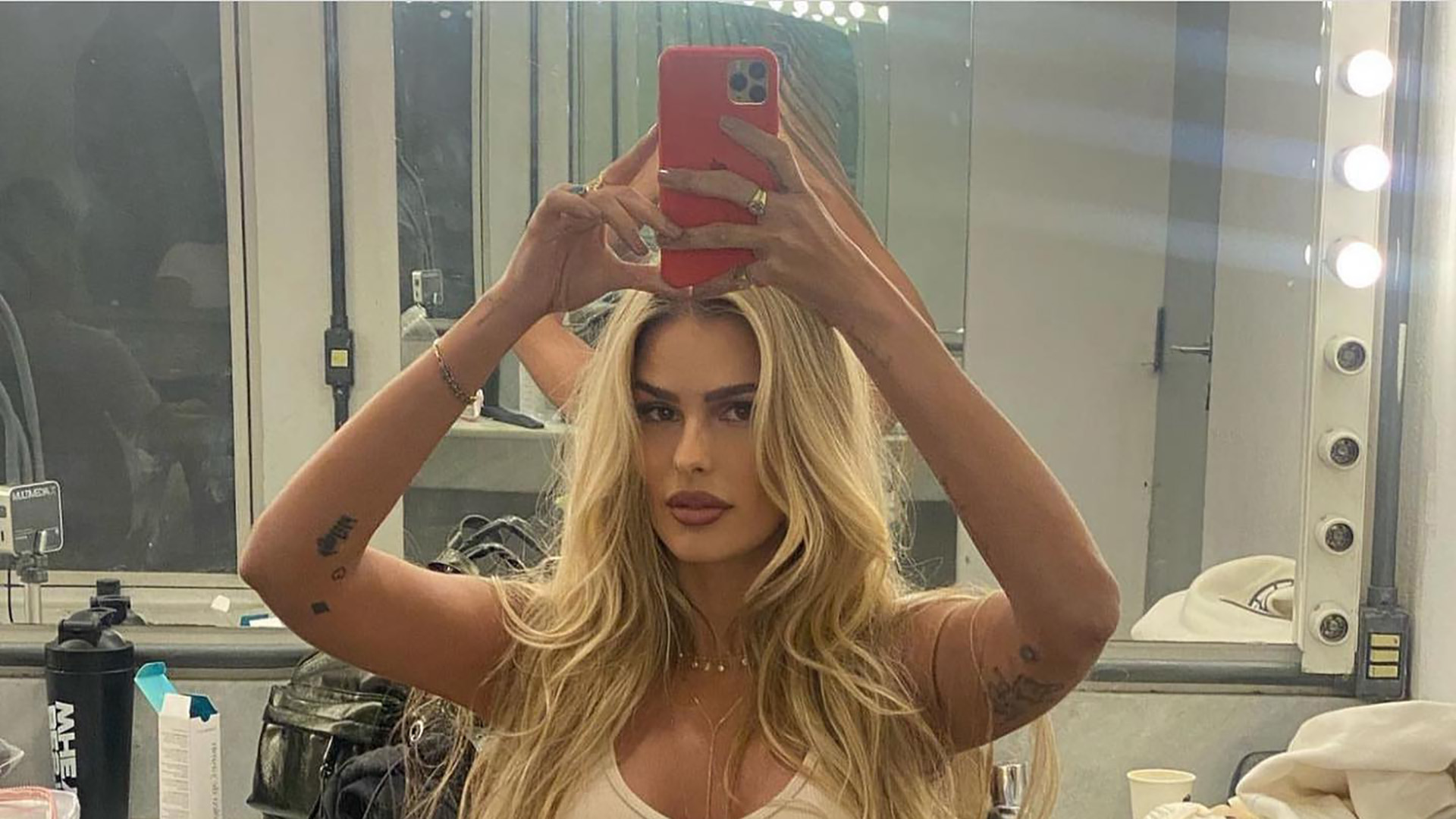 Yasmin Brunet se descuida e deixa seios escaparem em lingerie PP: “Absurdo”