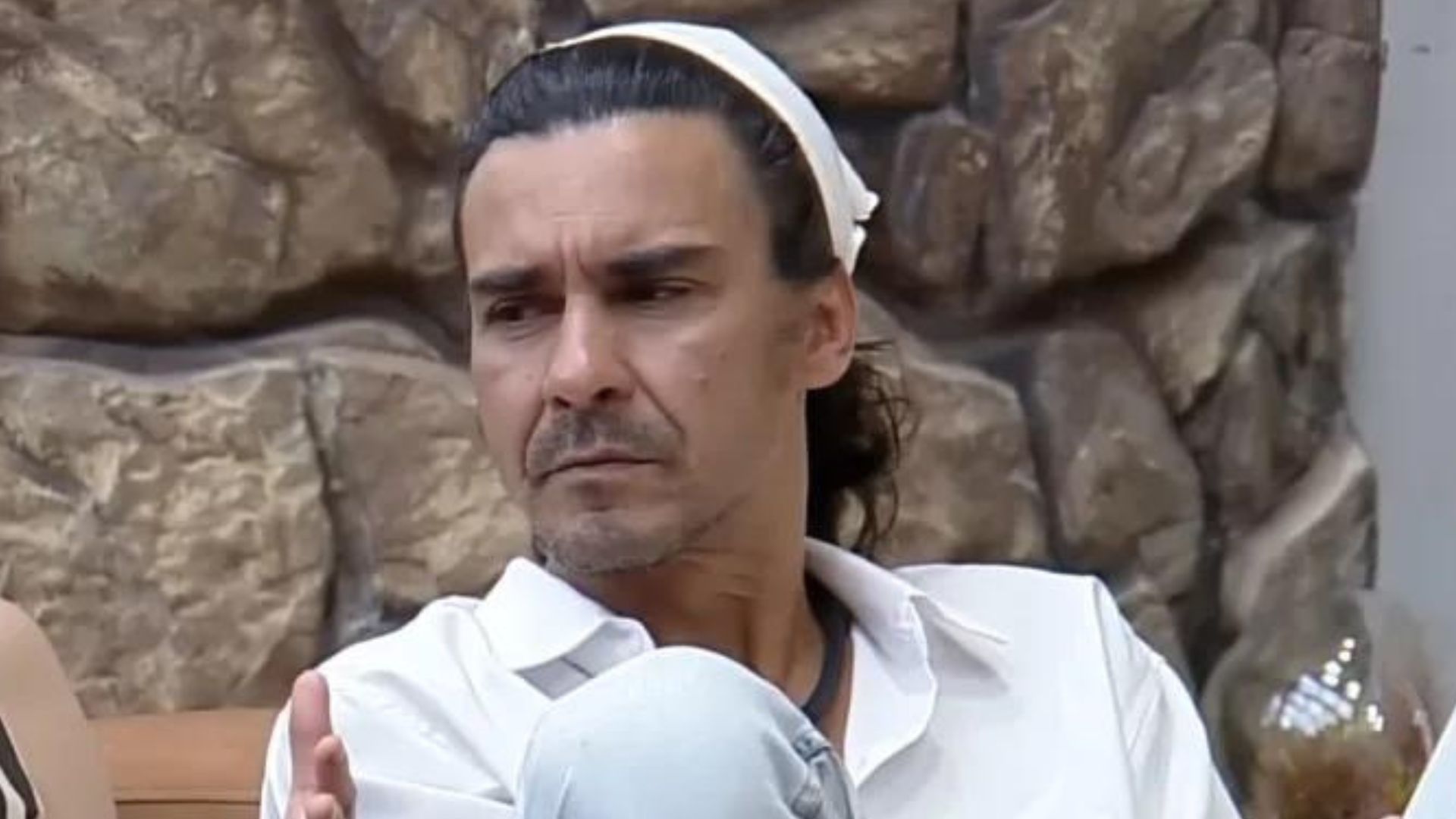 A Fazenda 15: André Gonçalves desaprova atitude de peoa: “Maldade”