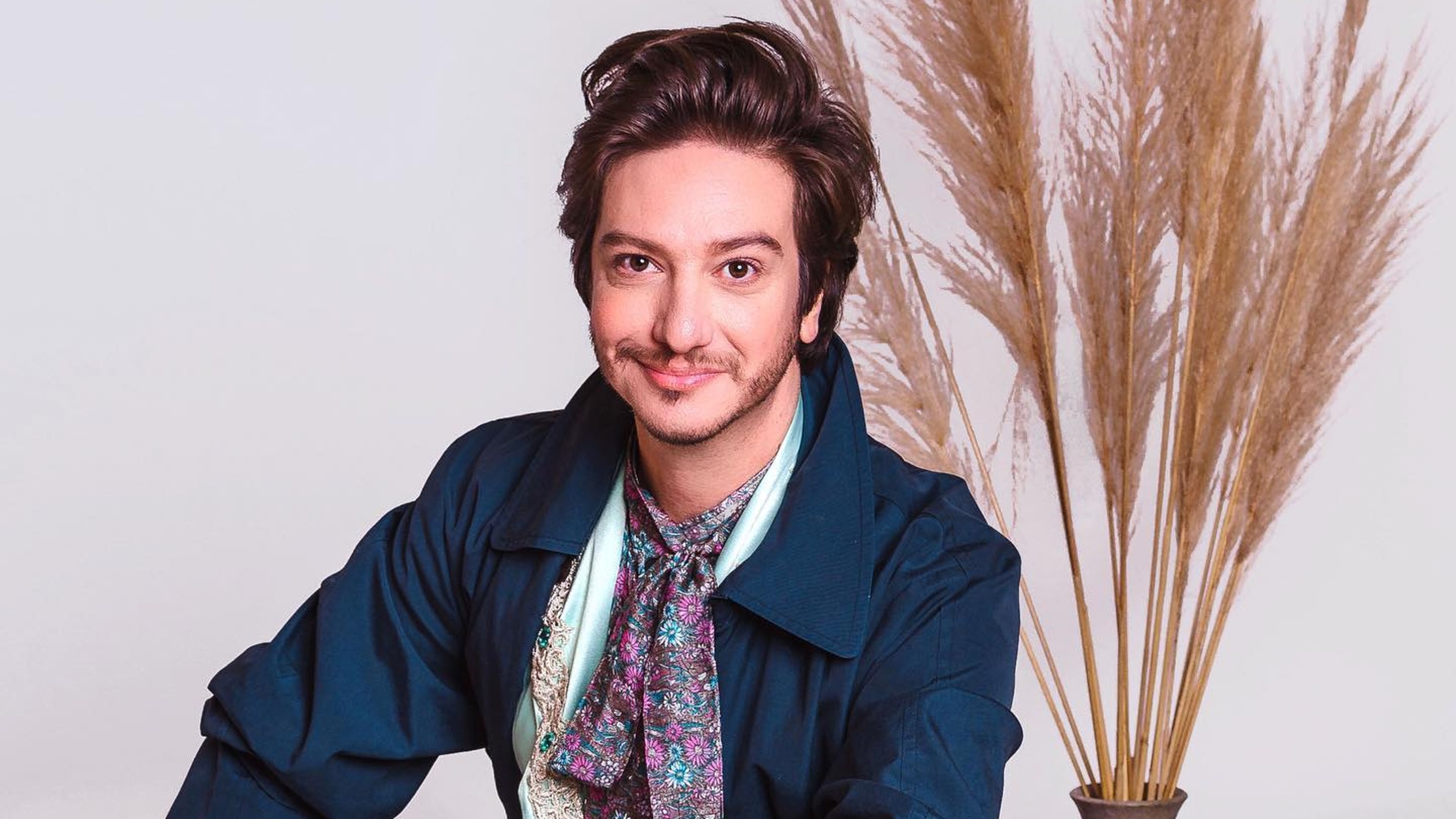 Andy Gercker, de Tô de Graça, mistura psicologia e humor em nova peça: “Me sentindo à vontade”