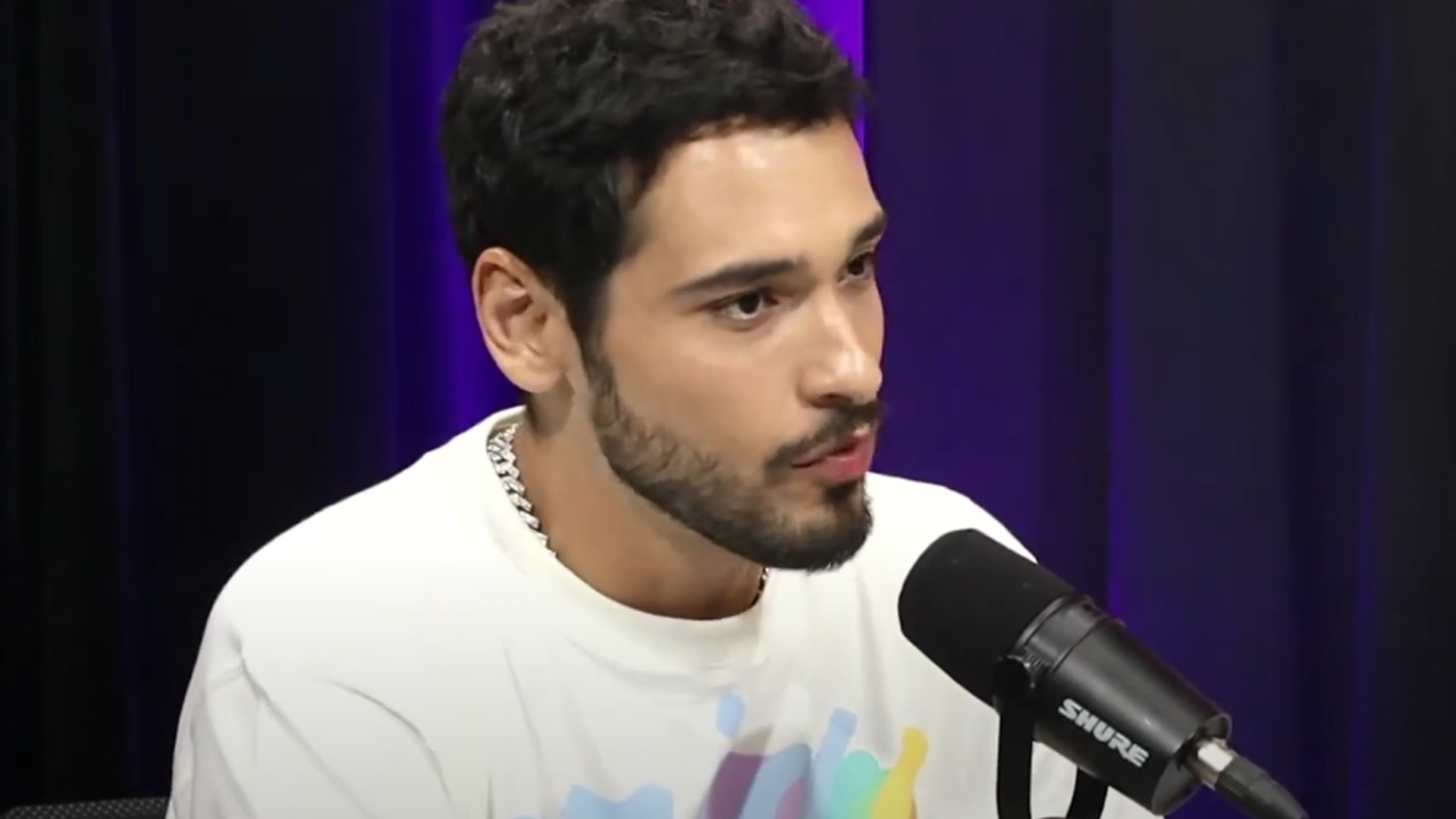 Bruno Fagundes apelou para drogas ao mascarar sexualidade: “Me afundando”