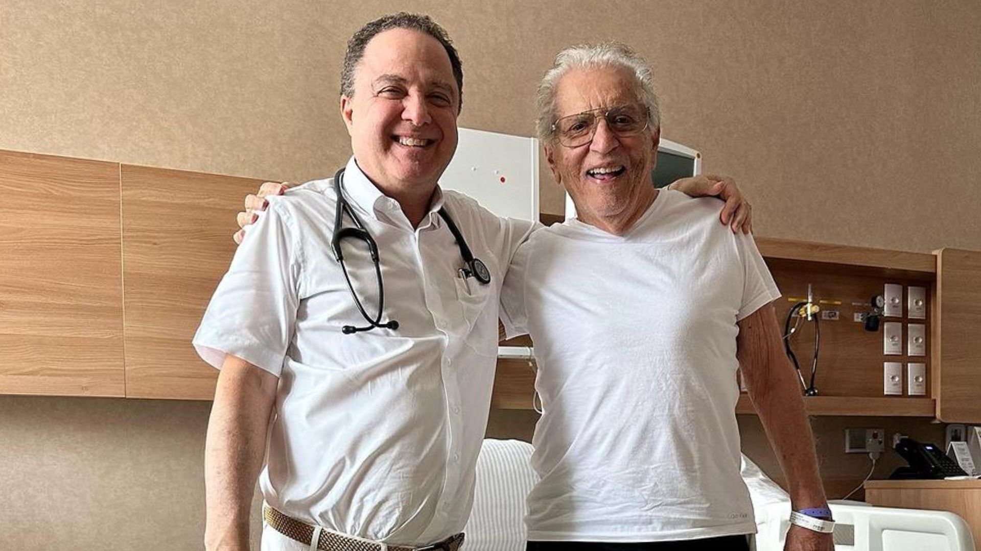 Carlos Alberto de Nóbrega tem alta hospitalar: “Não posso deixar de agradecer”