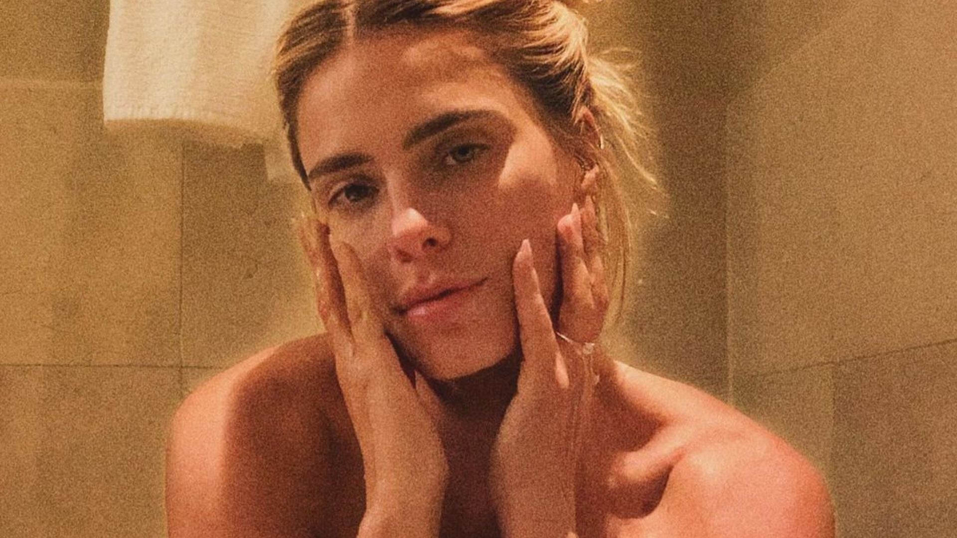 Carolina Dieckmann nua em banheira: atriz faz “dia de glam” antes do Emmy Internacional