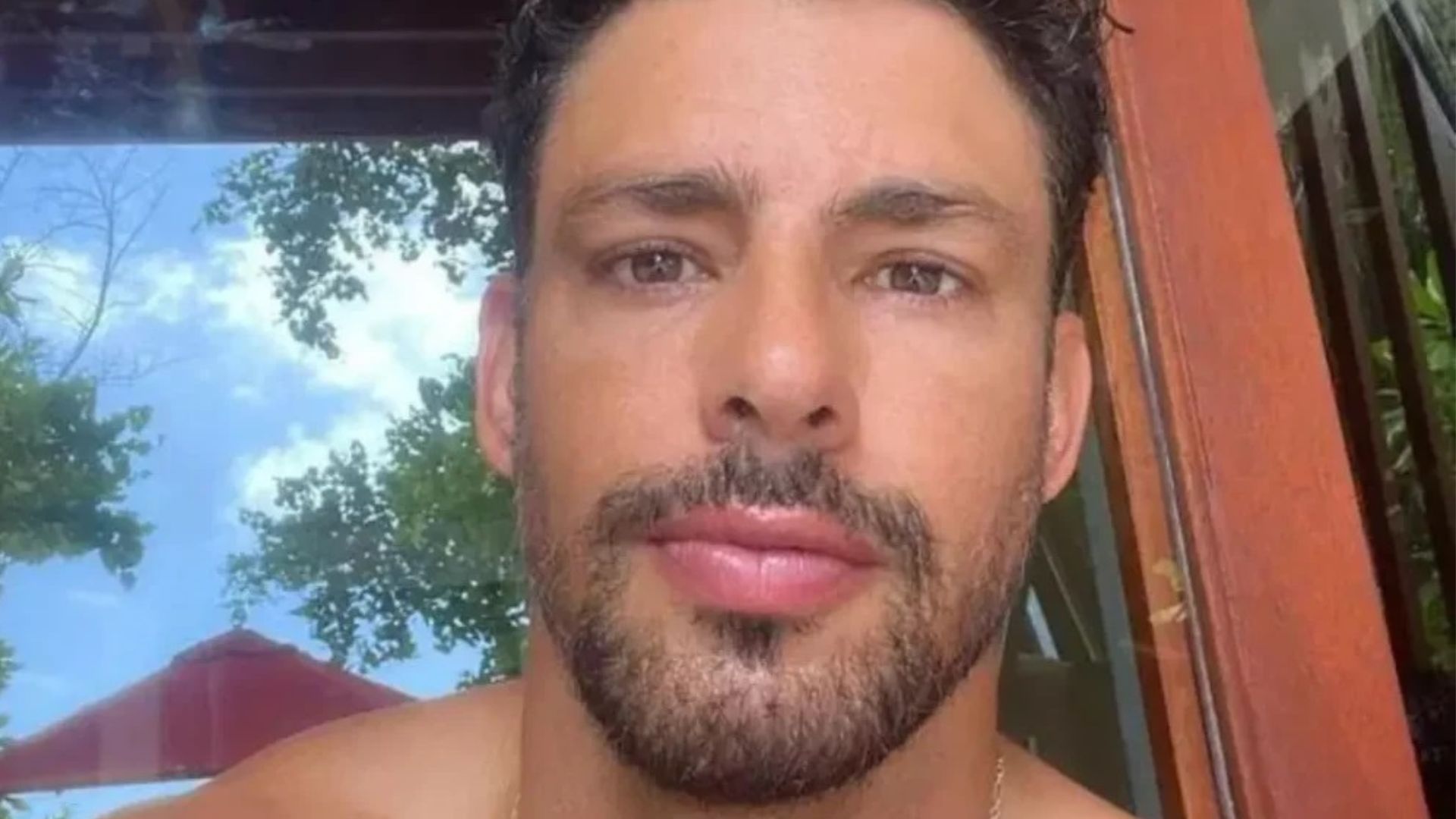 Cauã Reymond quase mostra demais e endoida fãs: ‘Queria ser essa sunga’