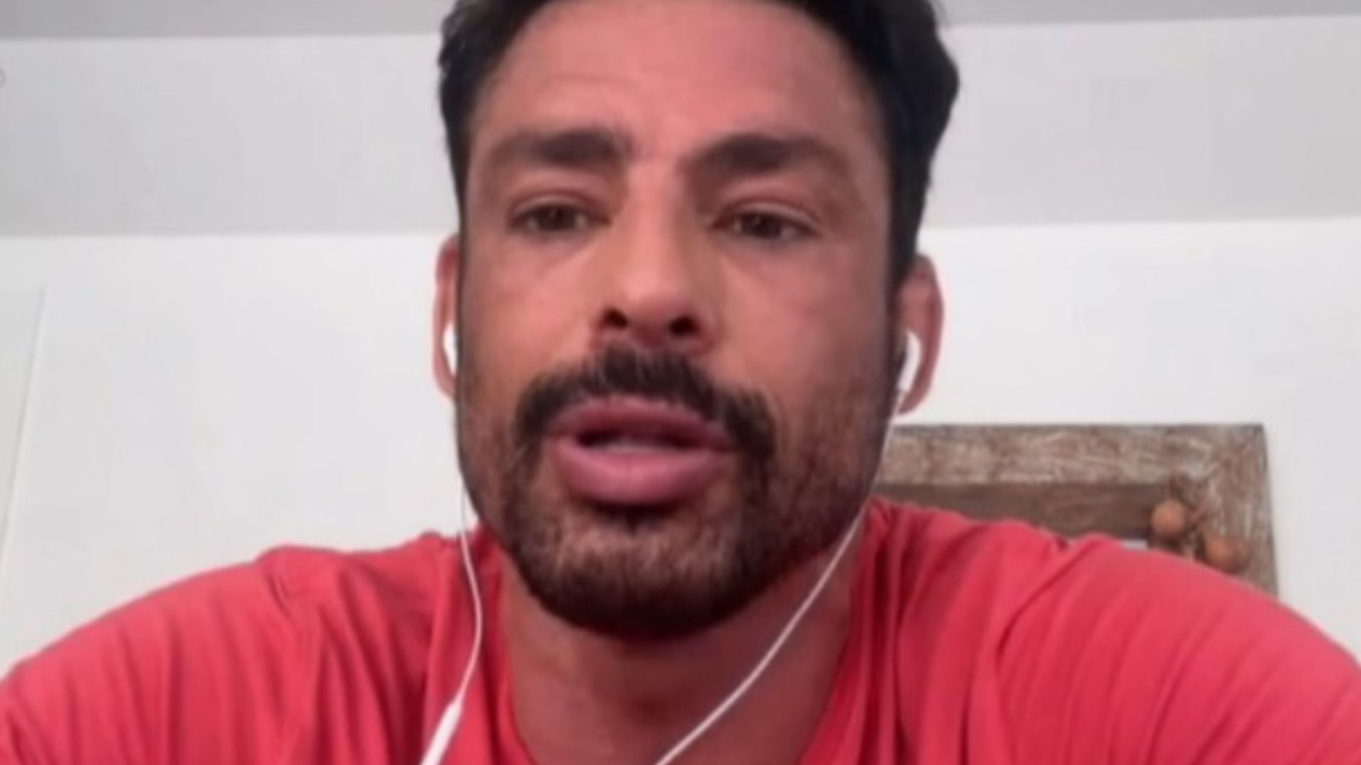 Cauã Reymond choca ao mostrar tamanho de marmita no ‘Encontro’: “Esse glamour”