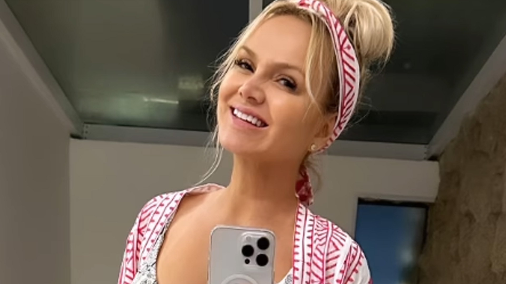 Eliana posa de biquíni e exibe barriga real em foto sem edições