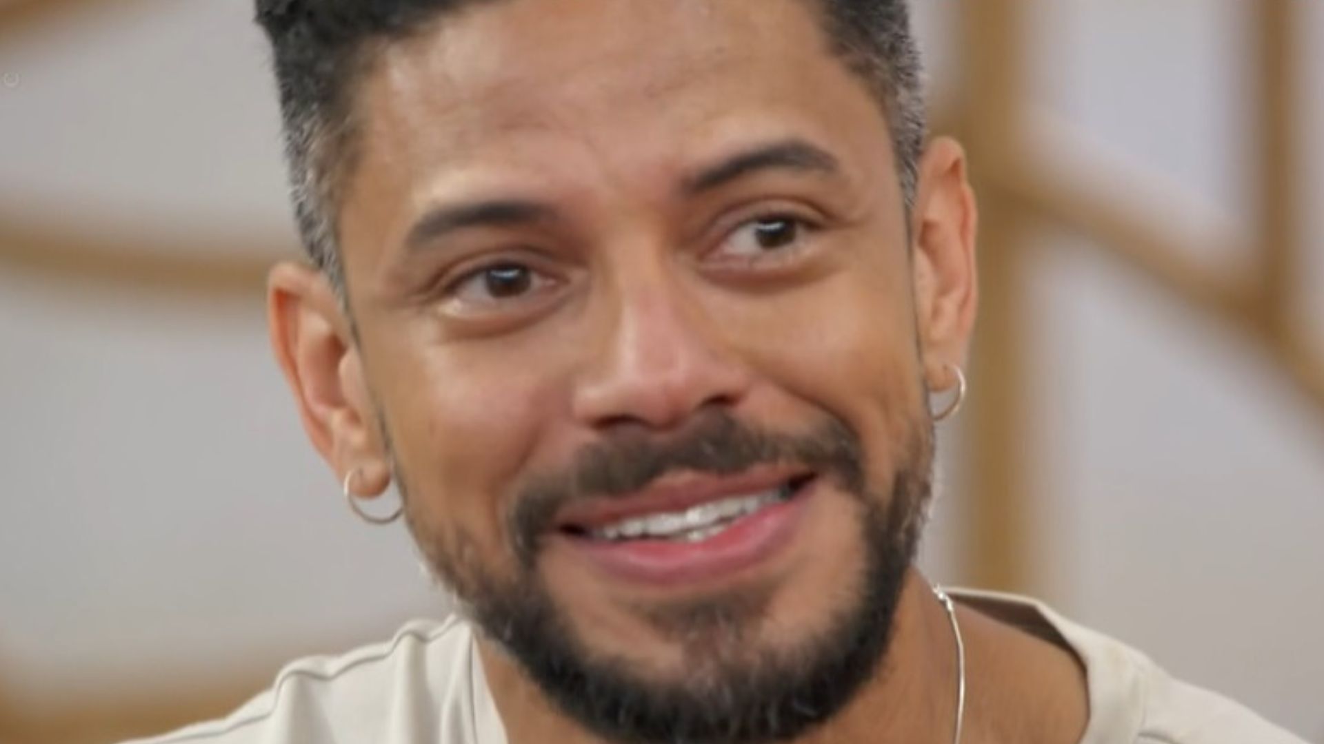 Paulo Lessa se emociona com surpresa da esposa no ‘Encontro’: “Desde o início”